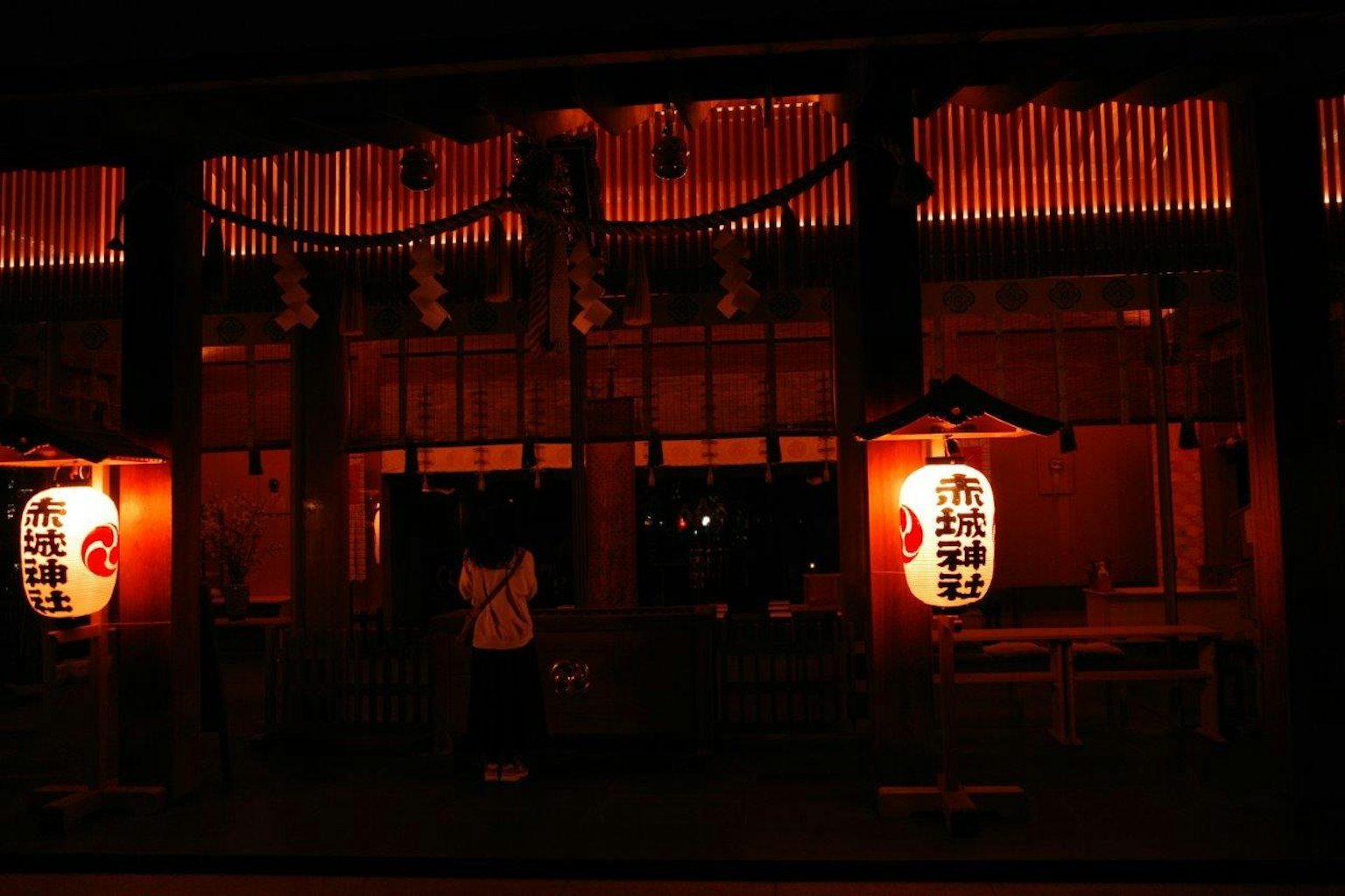 夜晚神社的场景 红色灯笼和一个人影