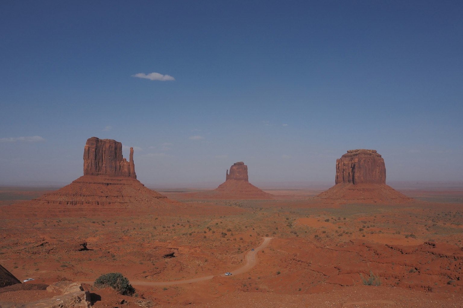 Valle de los Monumentos con formaciones rocosas rojas y cielo azul claro