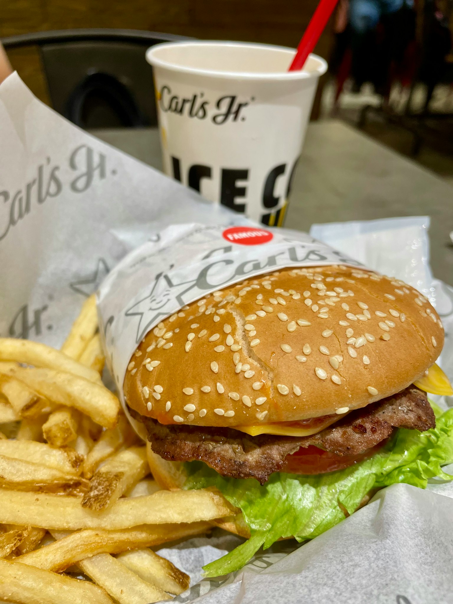 Bánh hamburger Carl's Jr với khoai tây chiên và đồ uống