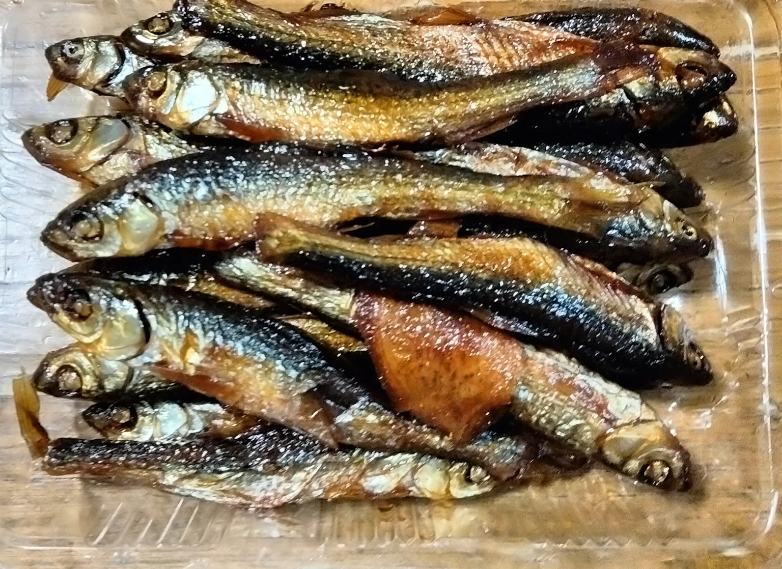 깔끔하게 배열된 구운 생선 접시