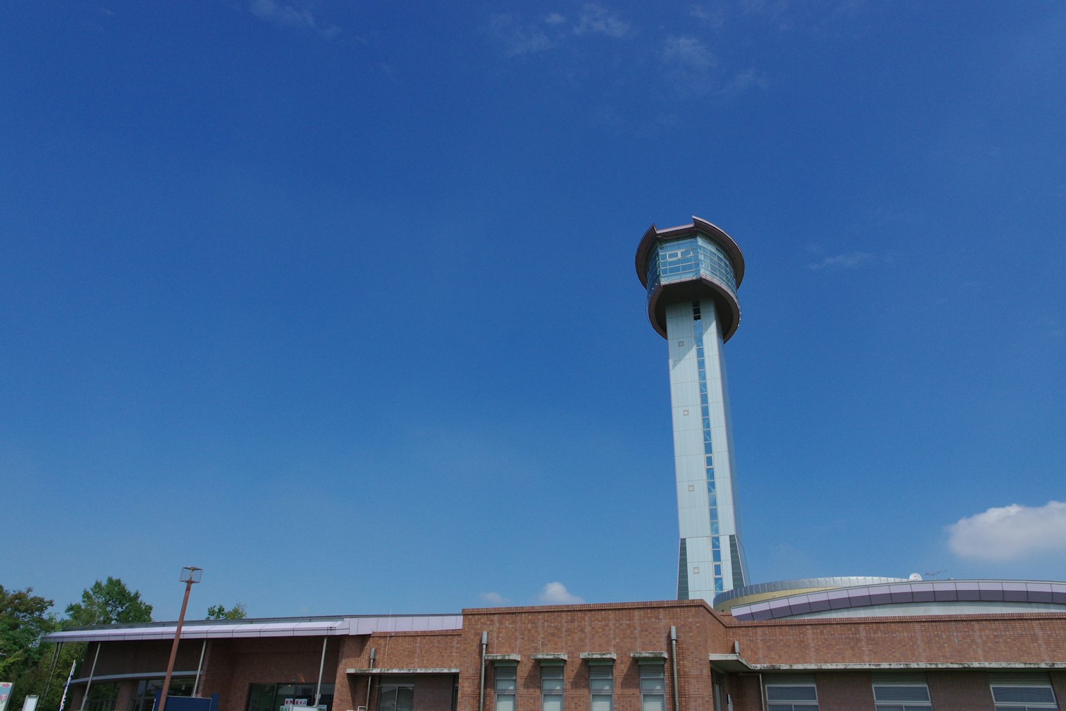 푸른 하늘 아래 공항 관제탑과 주변 건물