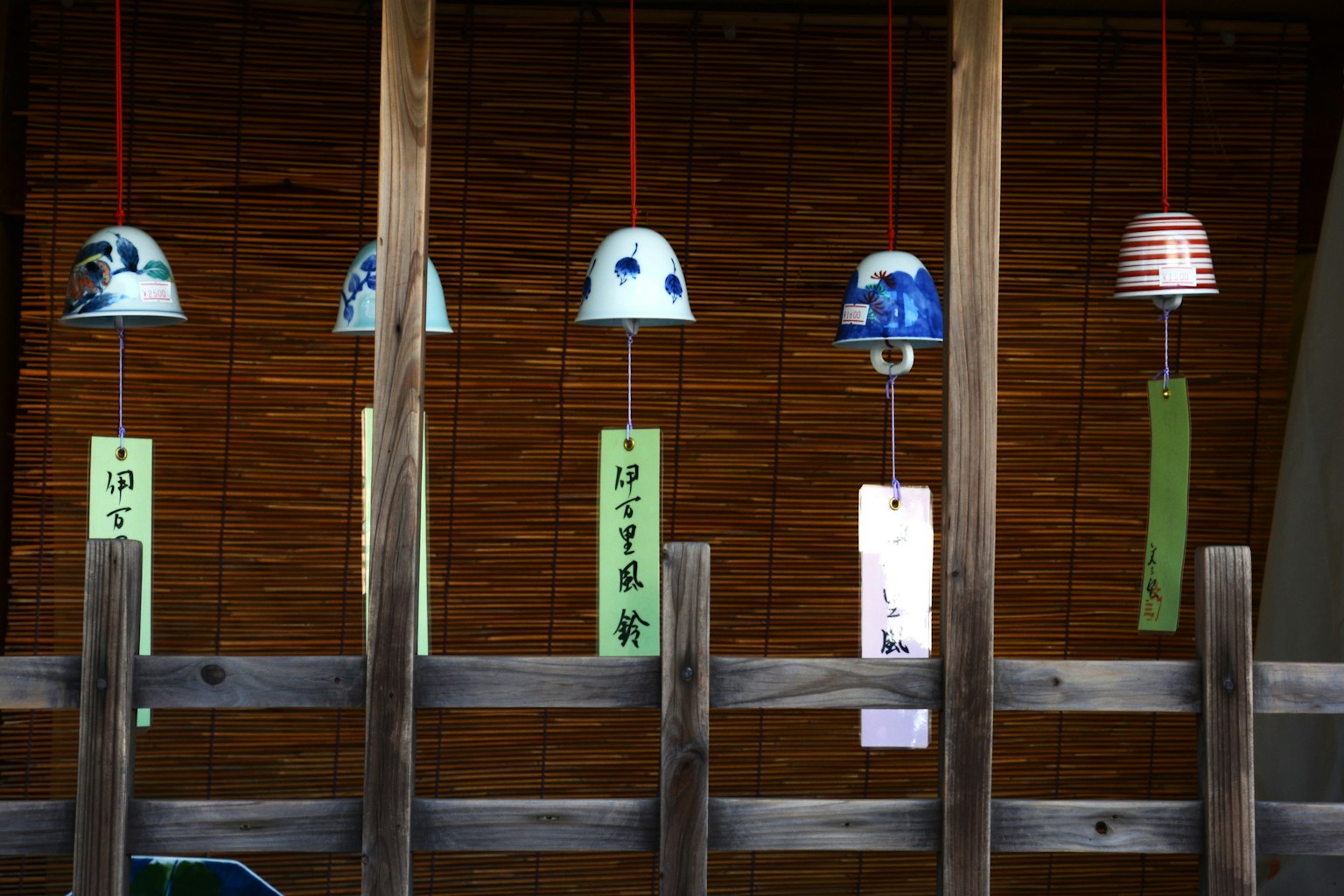 Campanas de viento japonesas tradicionales colgadas de un marco de madera