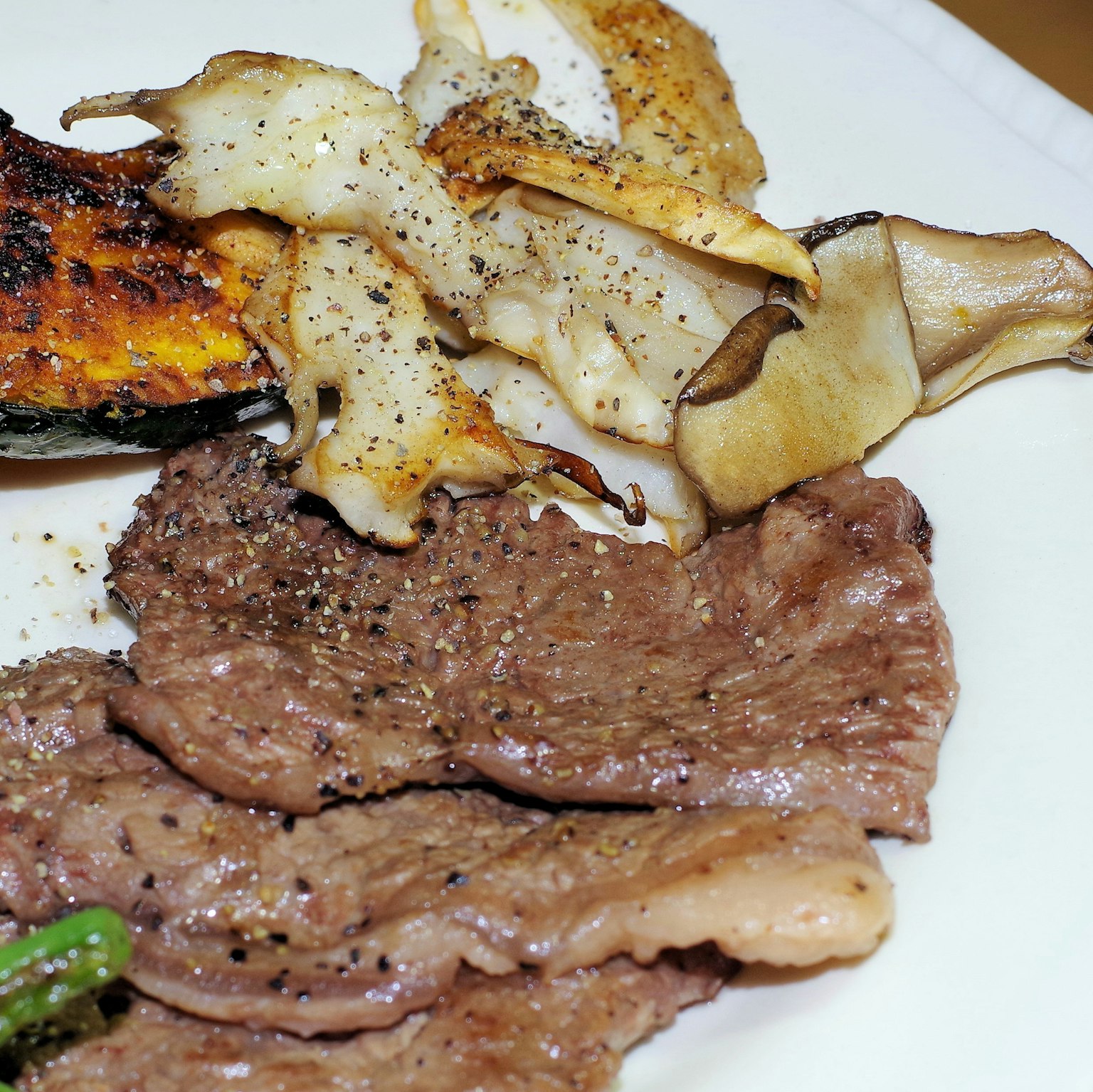 Piatto di carne grigliata e verdure
