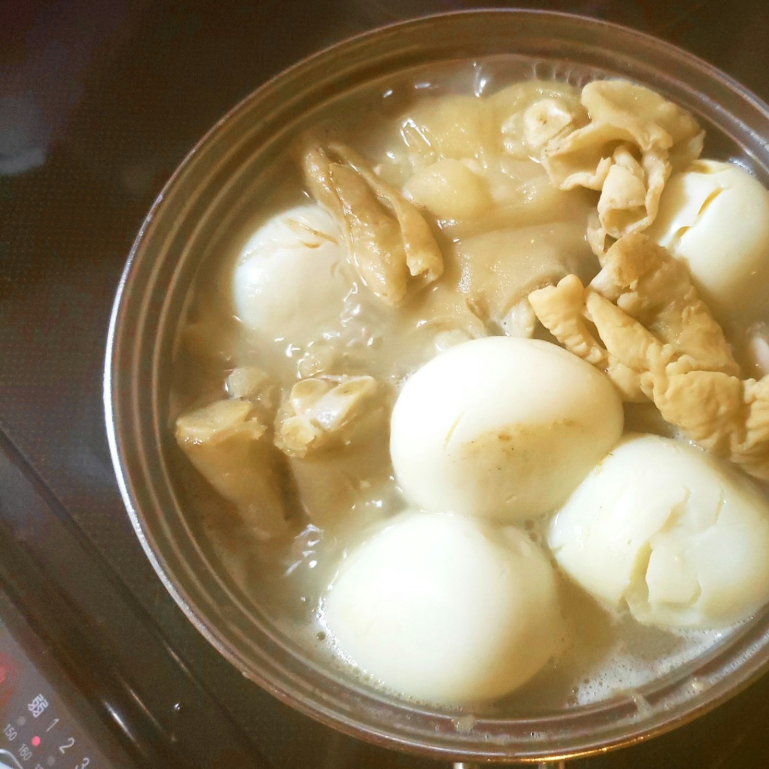 Una olla de sopa de pollo y albóndigas
