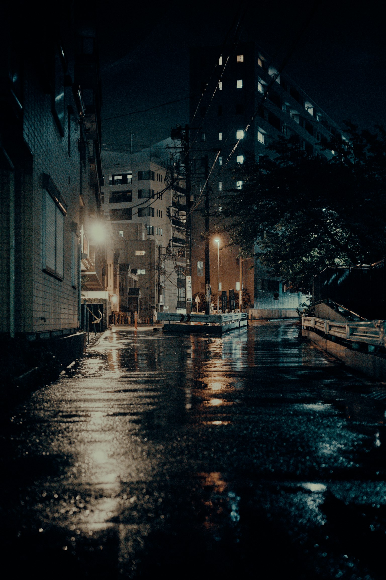 夜晚城市街道及反射燈光的水洼