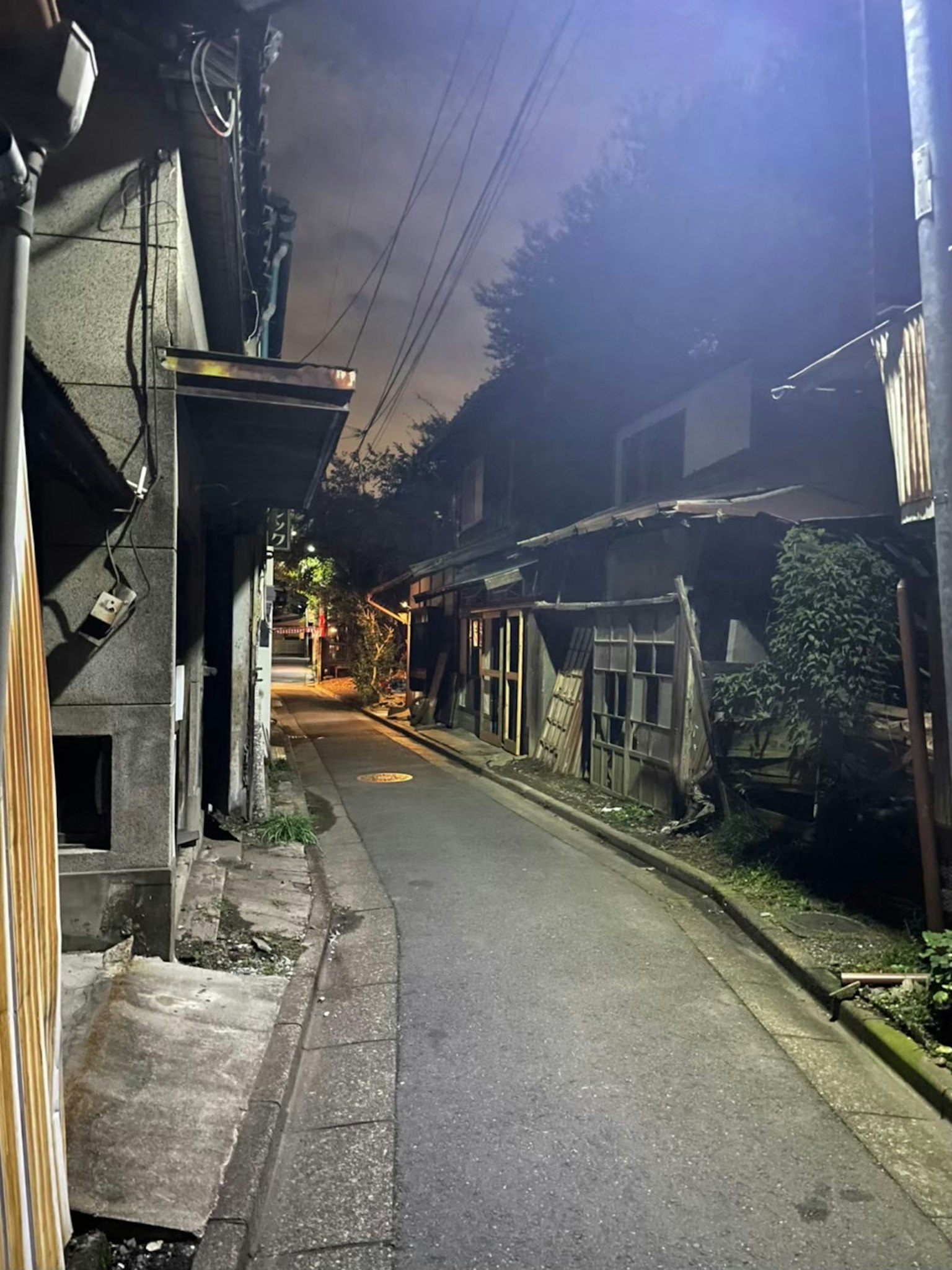 Vicolo tranquillo di notte con vecchie case e illuminazione soffusa