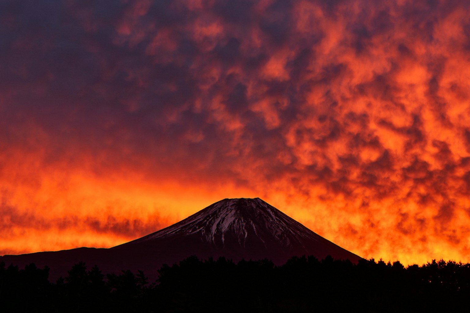 Maestoso Monte Fuji silhouettato contro un tramonto vibrante