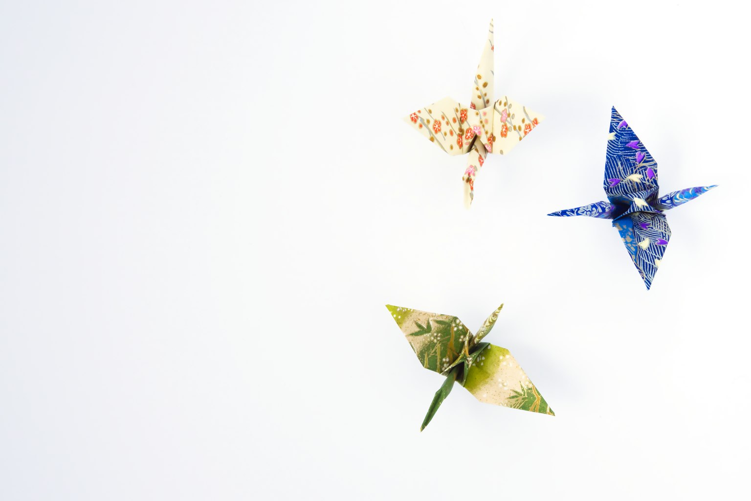 Ba con sếu origami đẹp được sắp xếp trên nền trắng