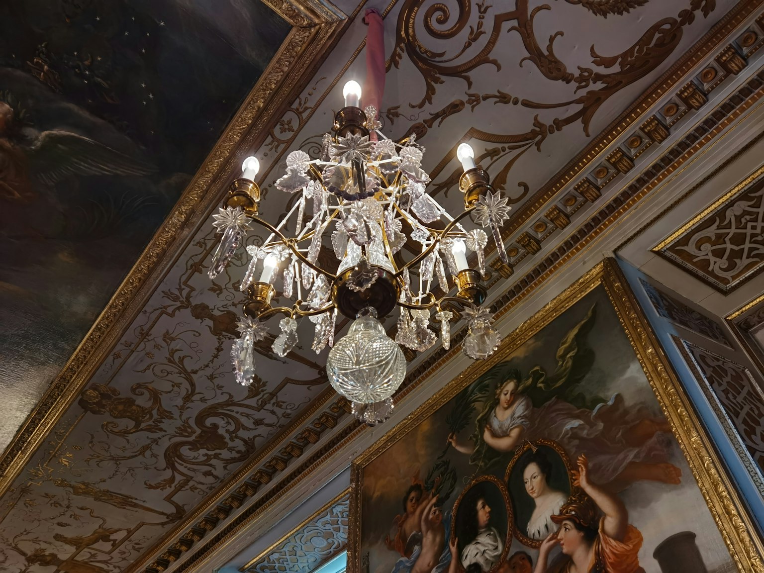 Un lustre orné suspendu au plafond dans une pièce élégante