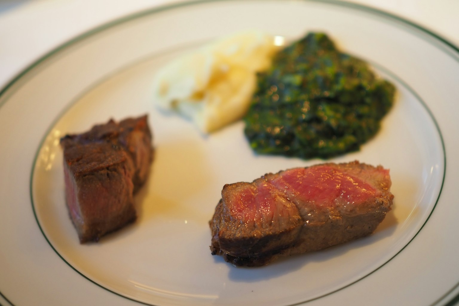 Teller mit Steak, Kartoffelpüree und Spinat