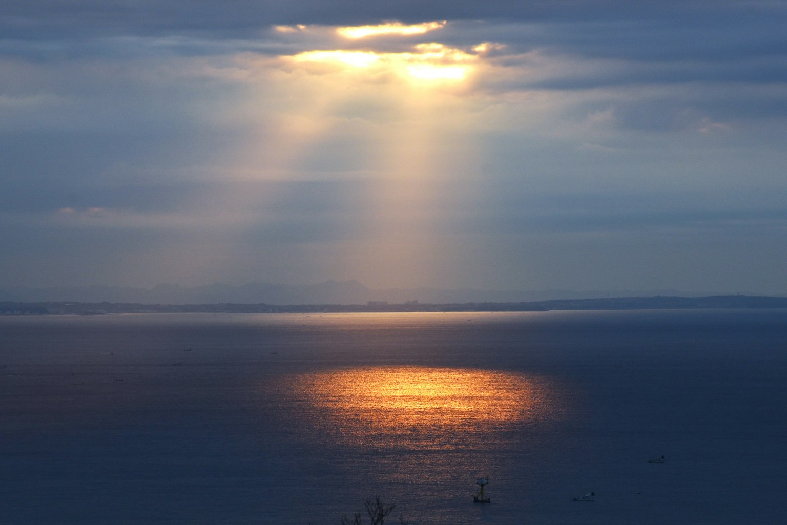 海に反射する光と雲の中の太陽の光線
