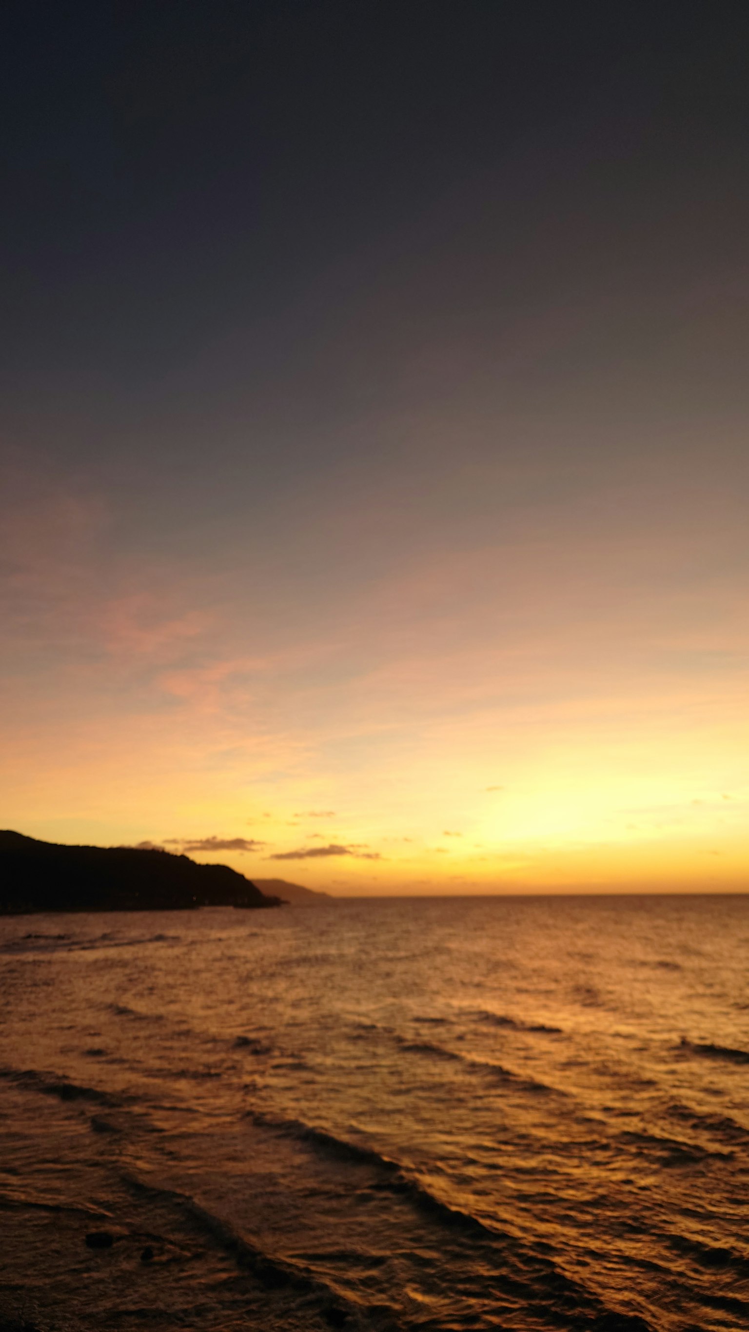 Magnifique coucher de soleil sur la mer avec des couleurs dégradées dans le ciel