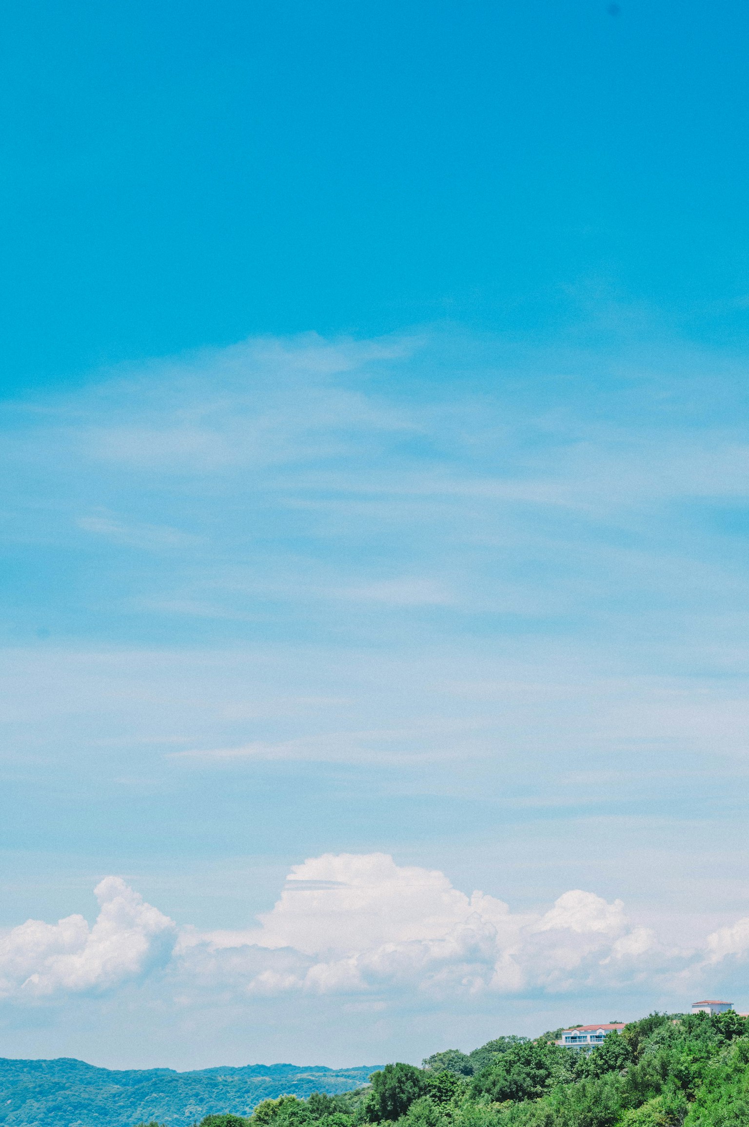 Langit biru cerah dengan awan putih berbulu