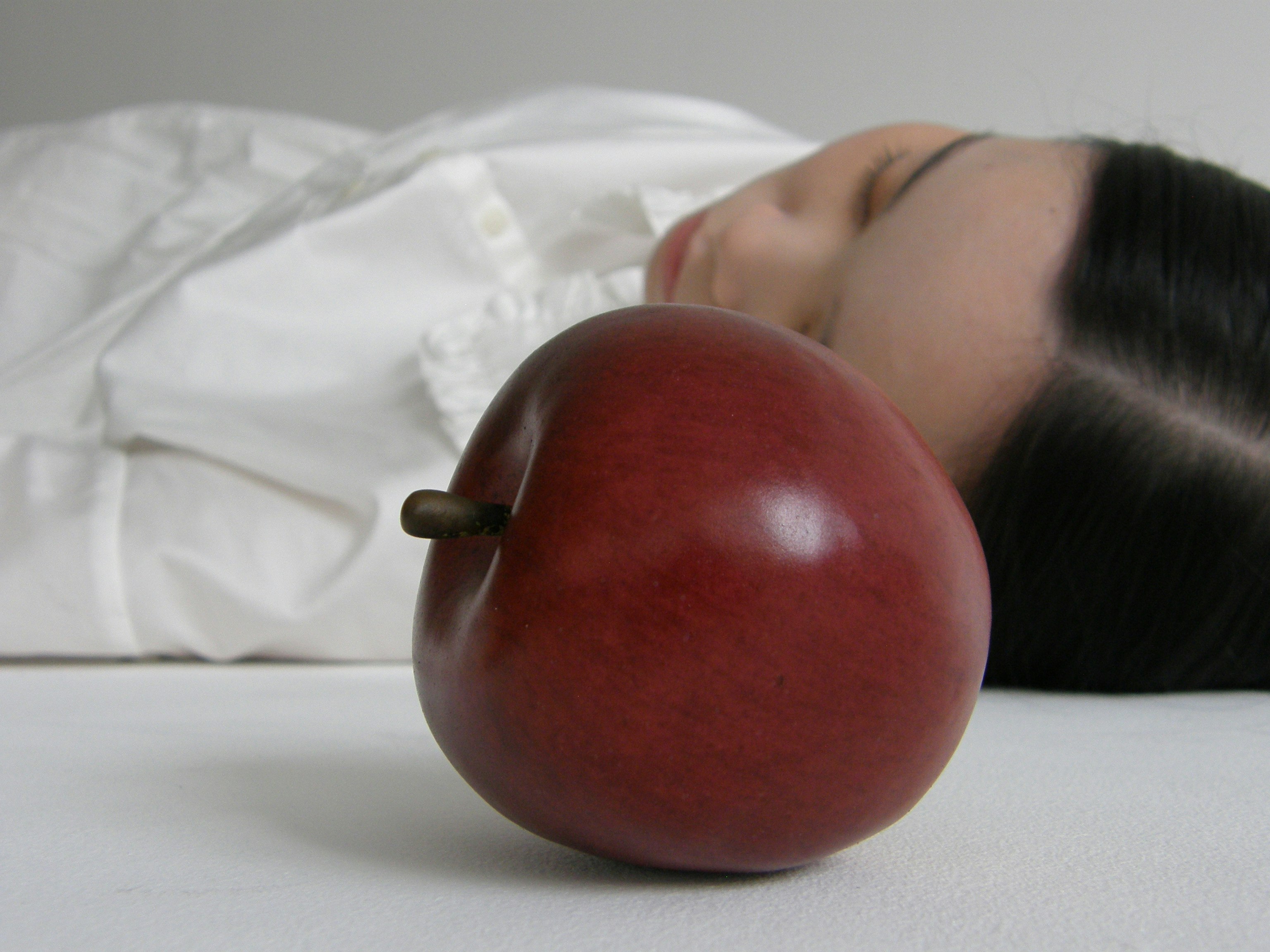 Person liegt auf einem Bett mit rotem Ballon