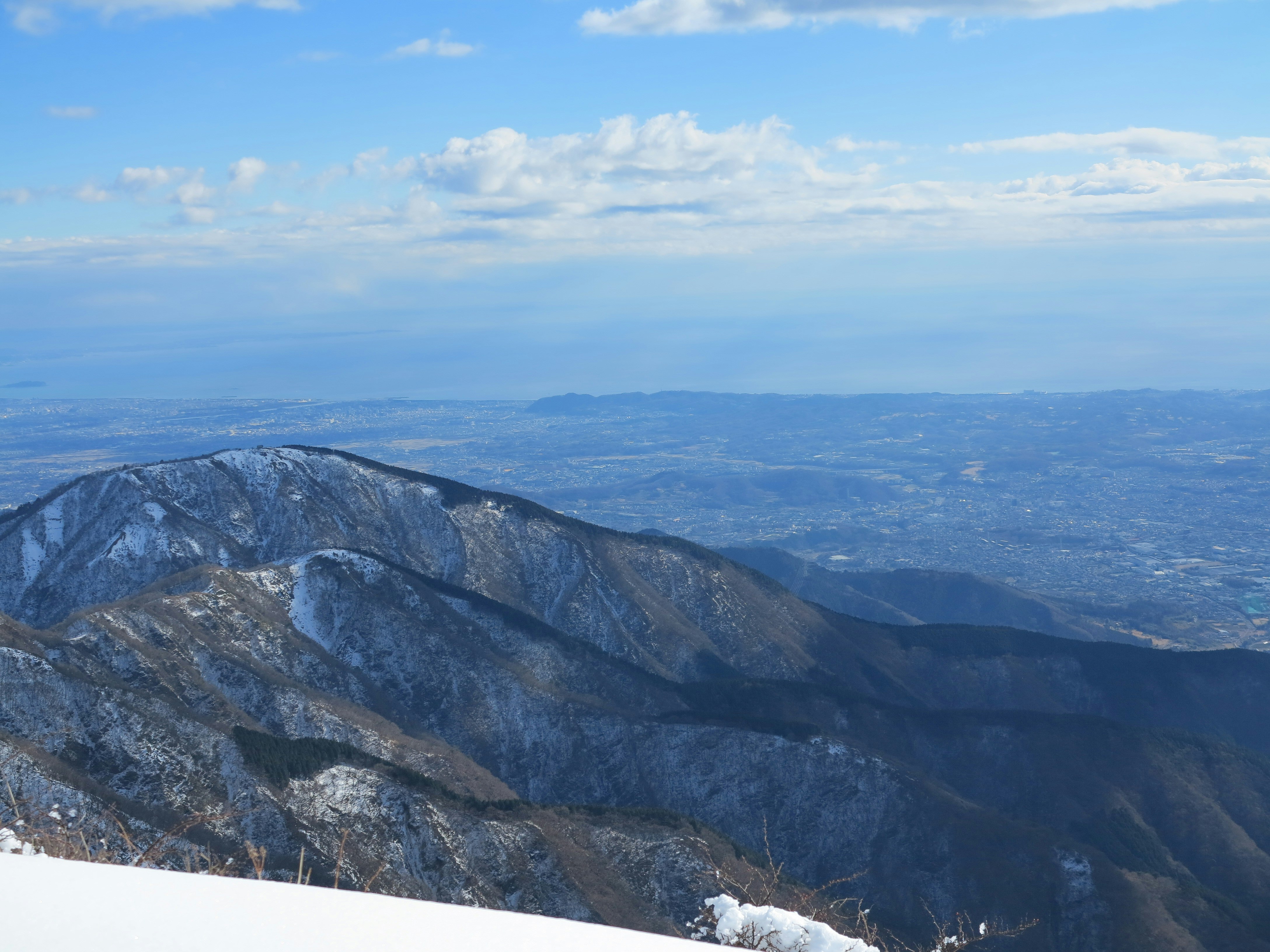 稜線が連なる山並みのパノラマ風景