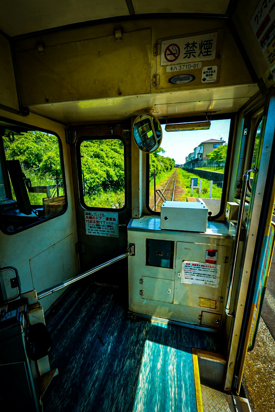 ทิวทัศน์สีเขียวจากหน้าต่างรถไฟและอุปกรณ์ภายใน
