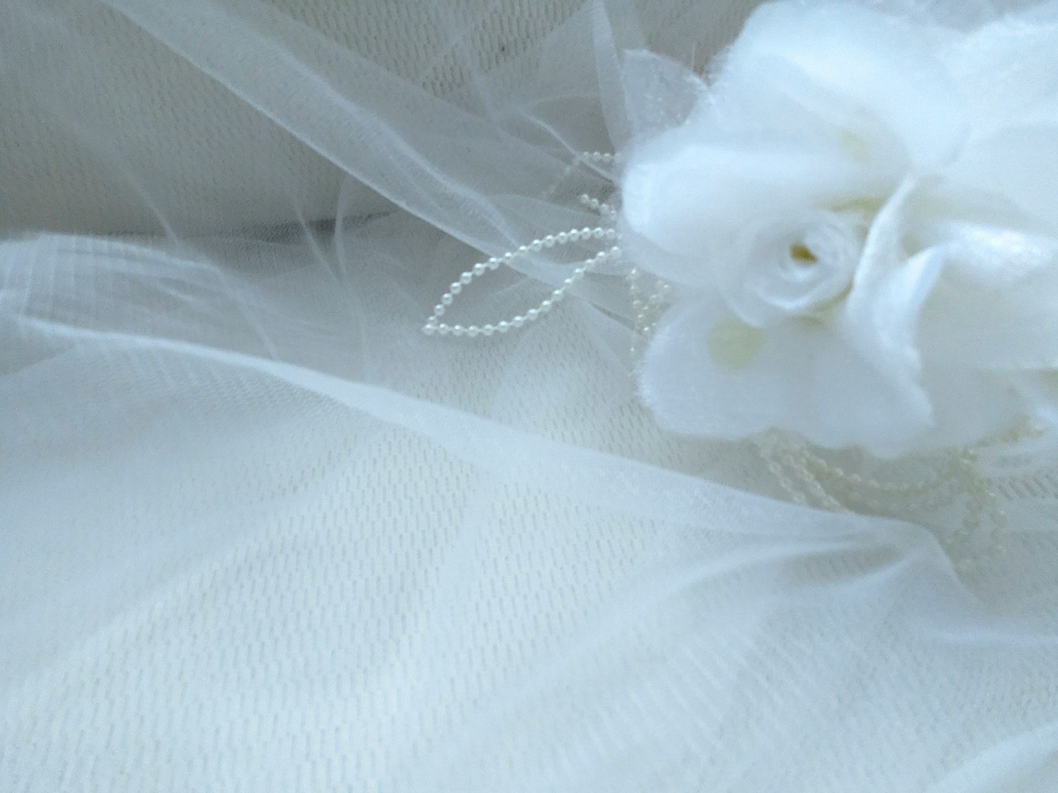 Vải tulle mềm với hoa trắng và điểm nhấn ngọc trai