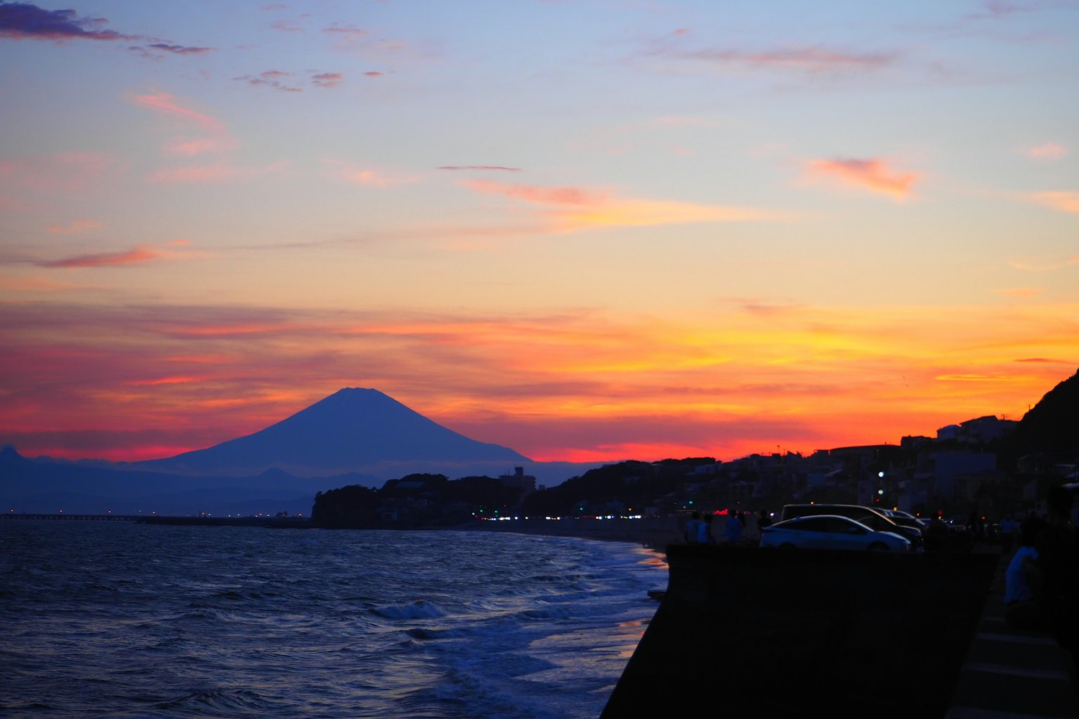 Cielo al tramonto con skyline costiera Monte Fuji sullo sfondo