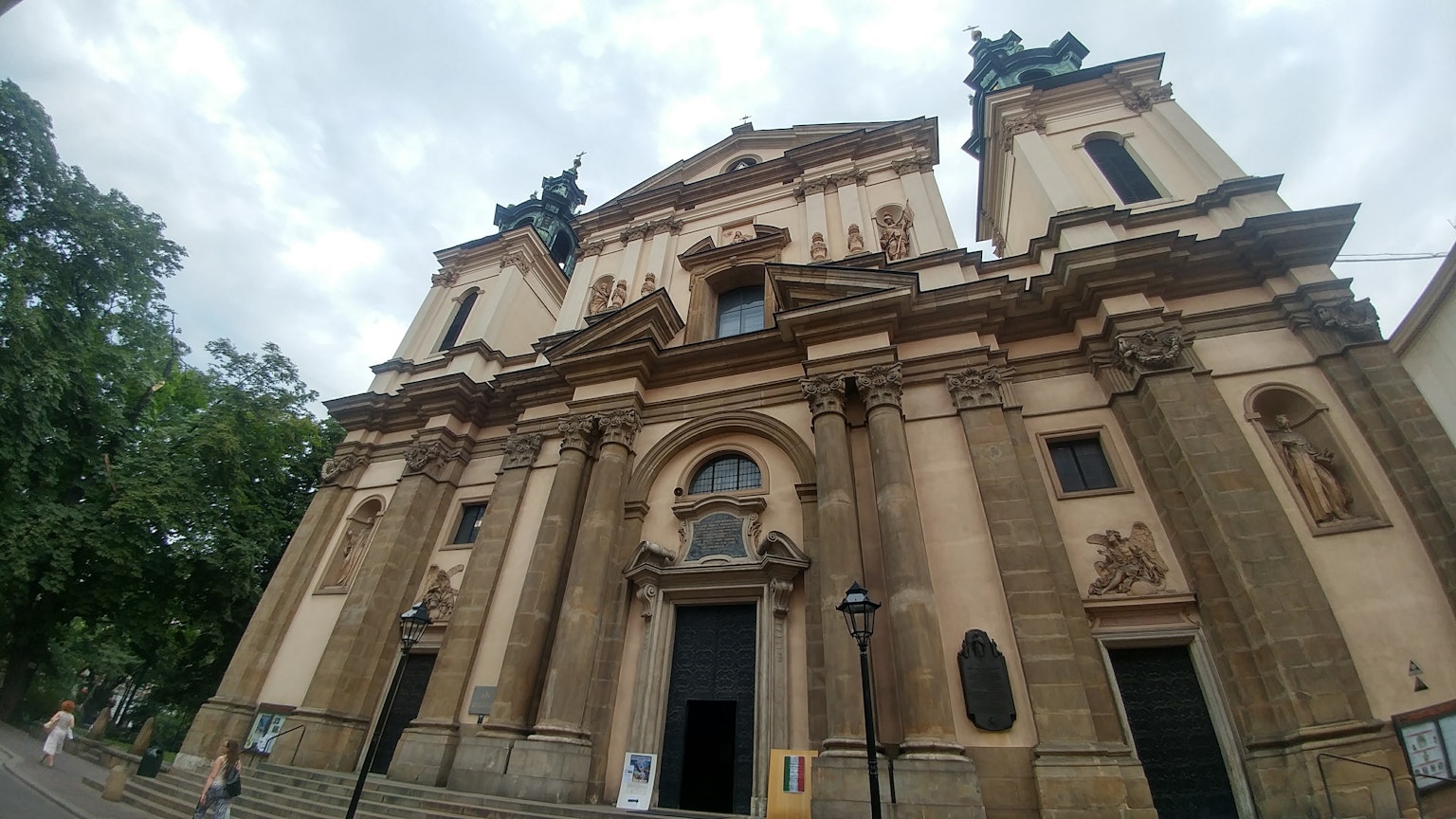 Vista en ángulo bajo de una gran fachada de iglesia
