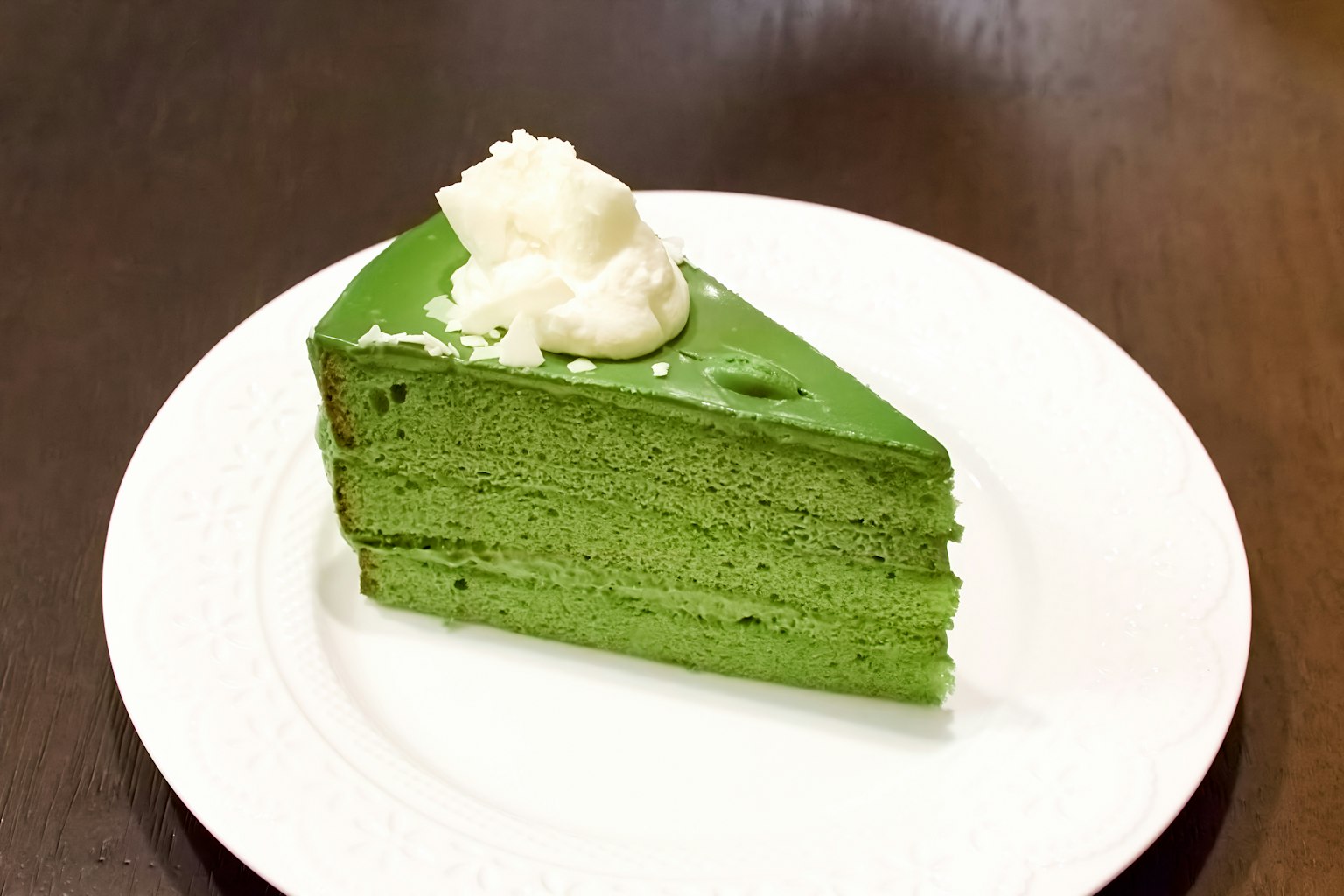 Miếng bánh matcha với kem tươi