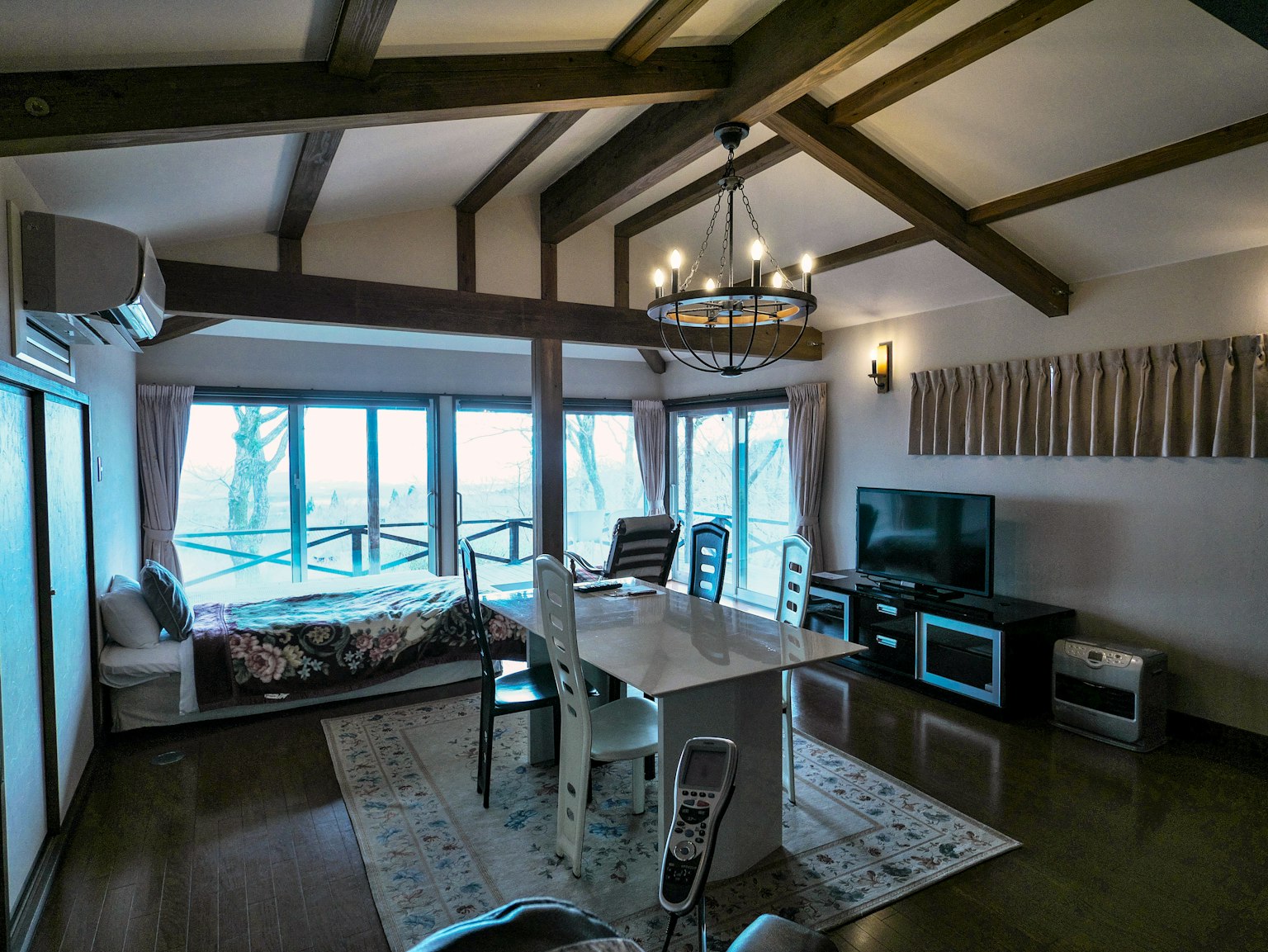 Modernes Wohnzimmer mit hellem Interieur und großen Fenstern