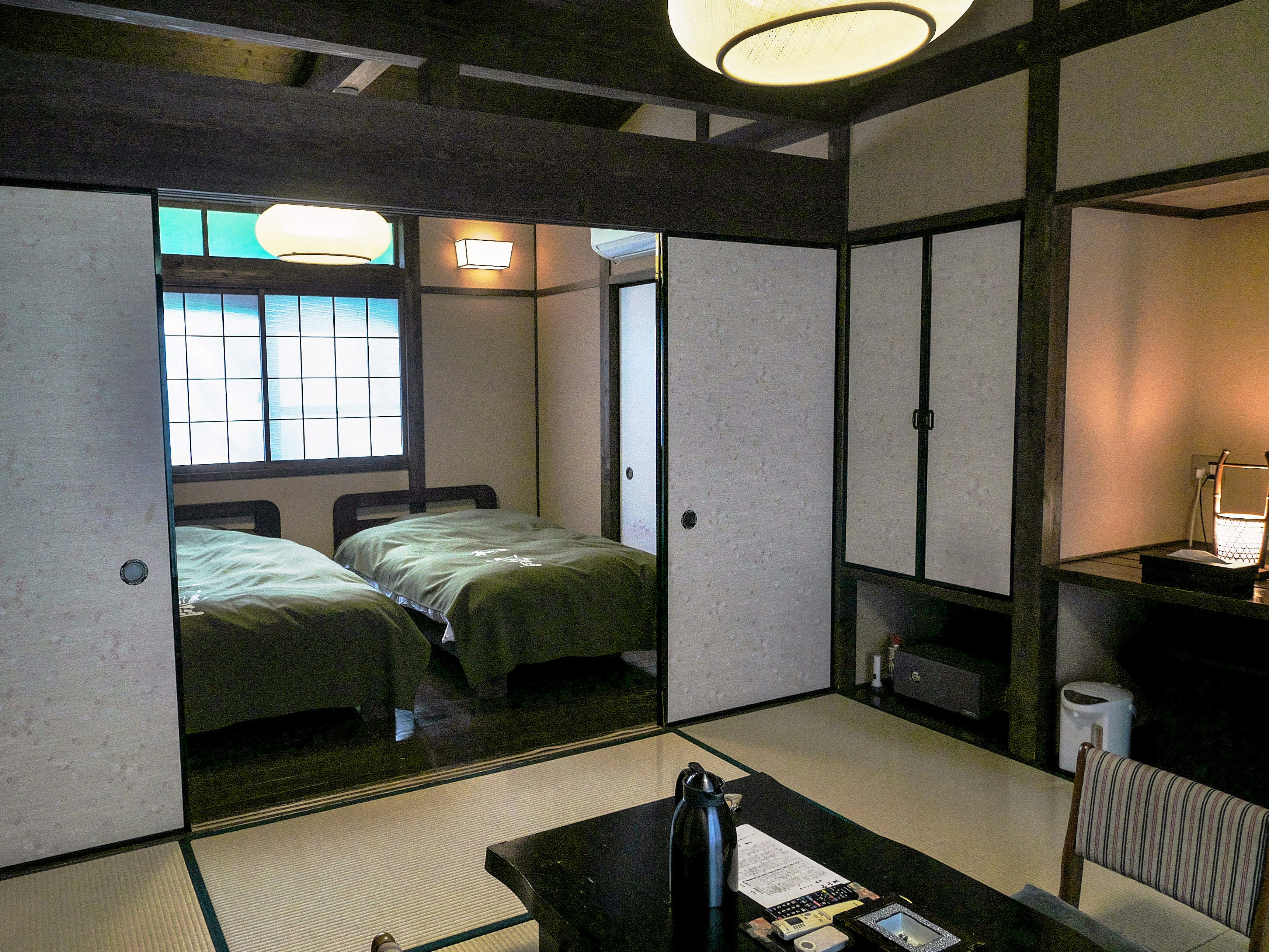 Intérieur d’une chambre avec tatami et lits