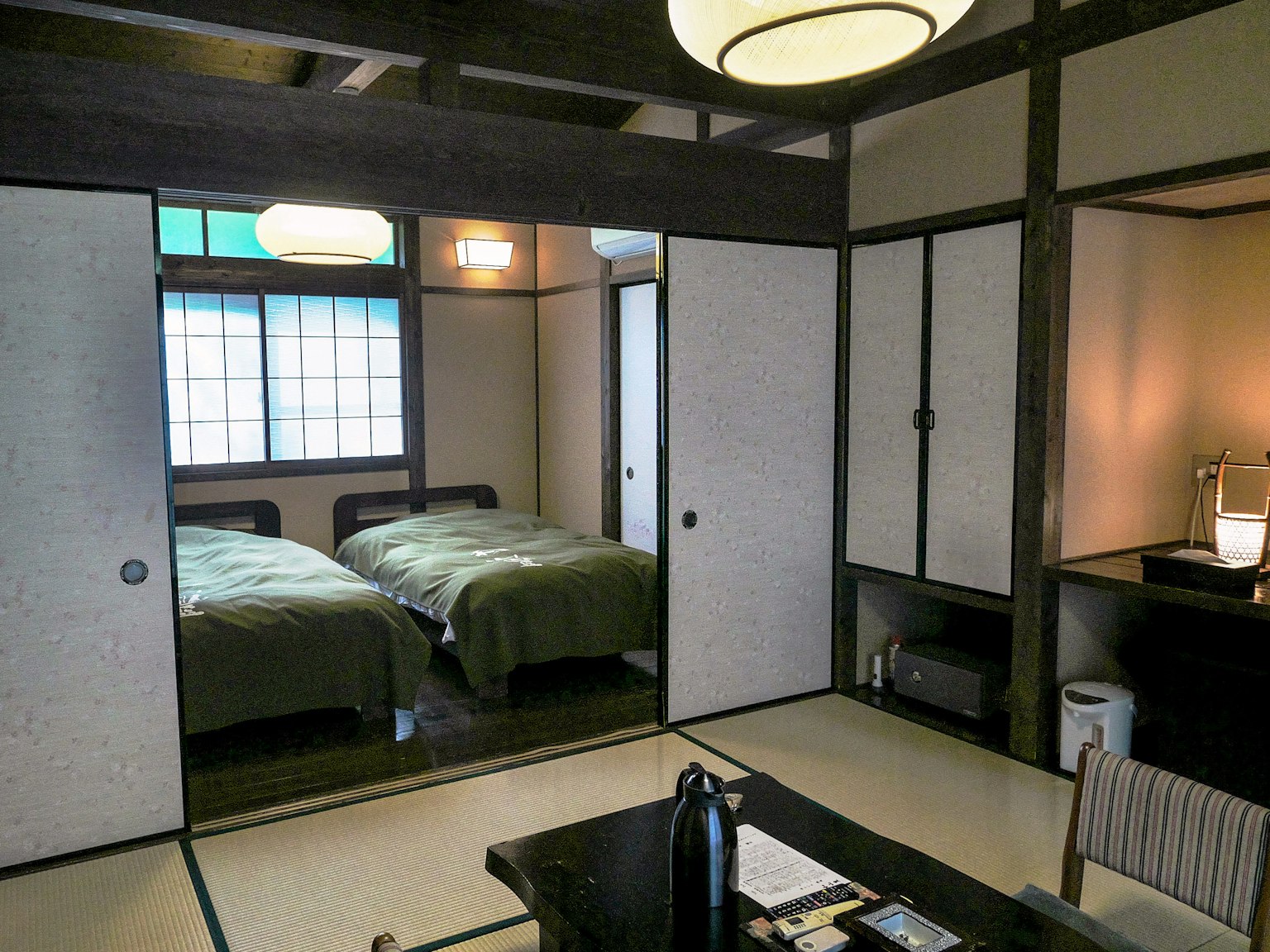 Innenansicht eines japanischen Zimmers mit zwei Betten und einem Tisch