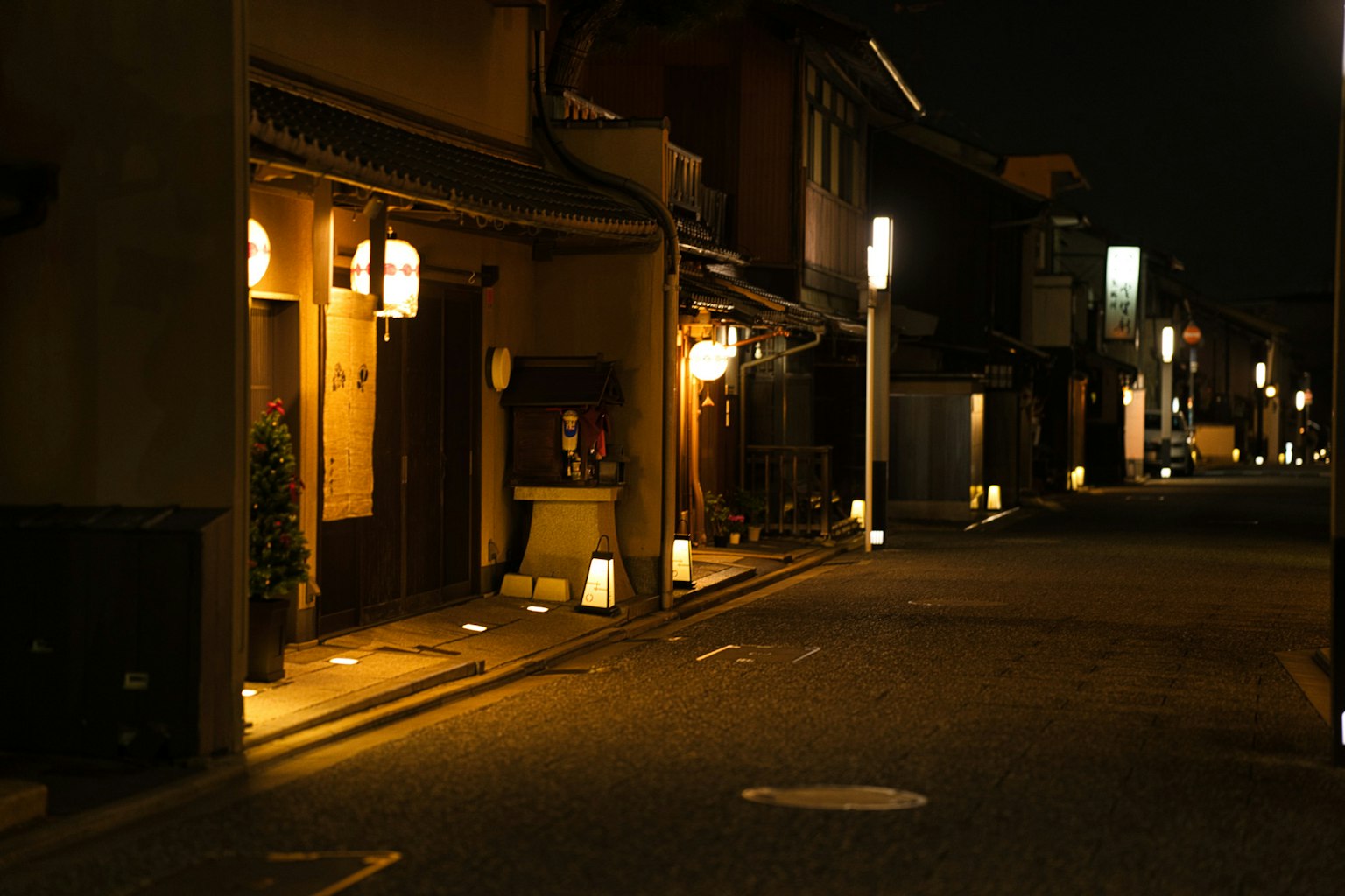 夜晚安静的街景，灯笼和传统建筑