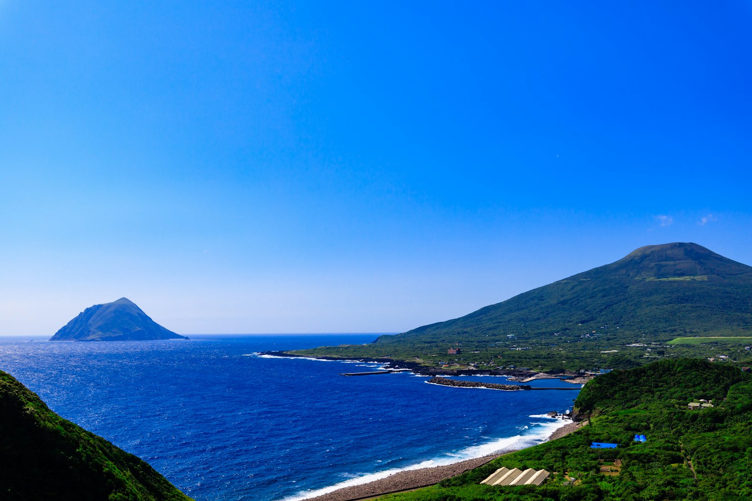 ทิวทัศน์ที่สวยงามของเกาะสองเกาะในทะเลสีฟ้าและท้องฟ้า