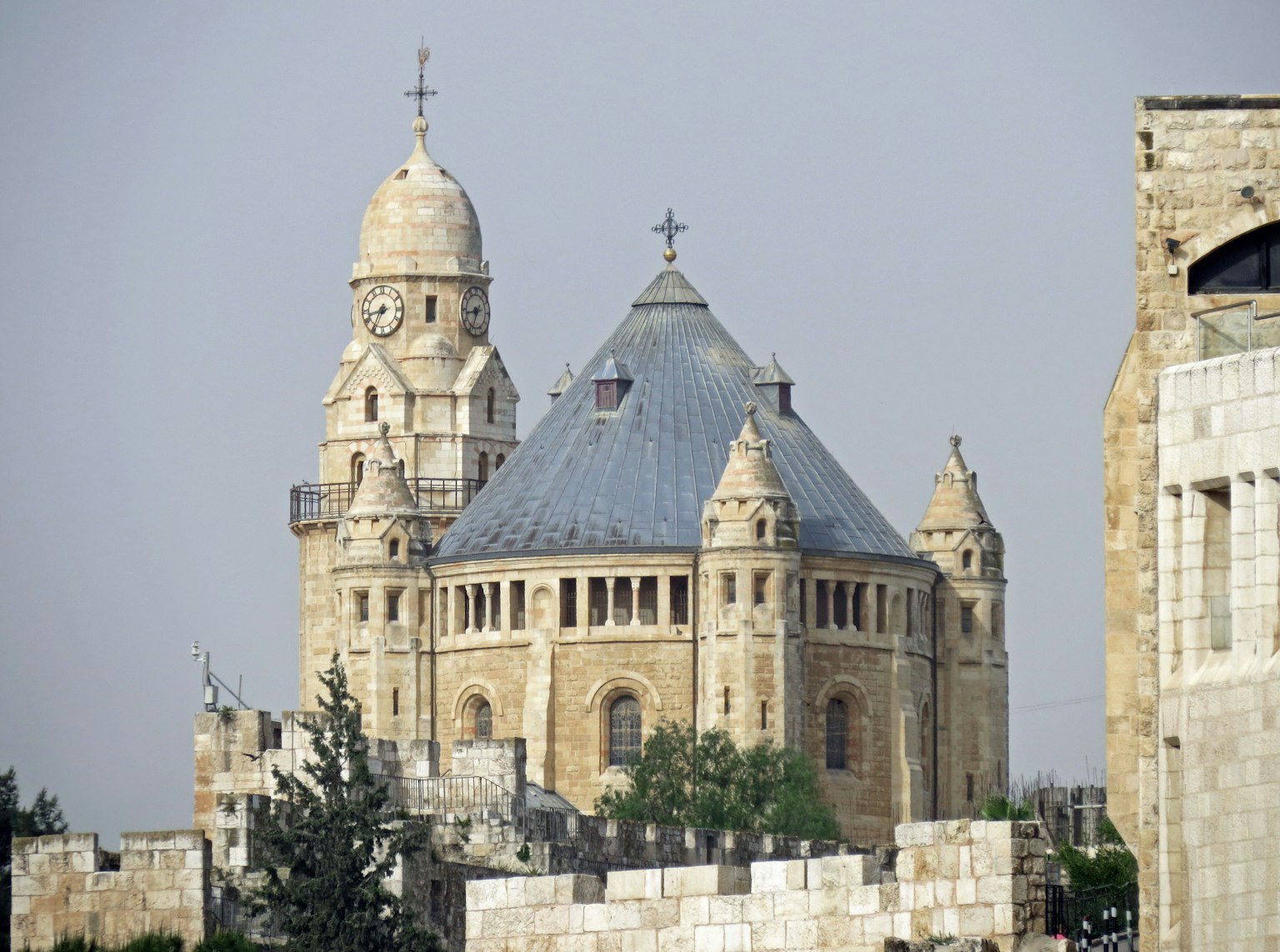 Vista di una chiesa con una cupola e torri a Gerusalemme