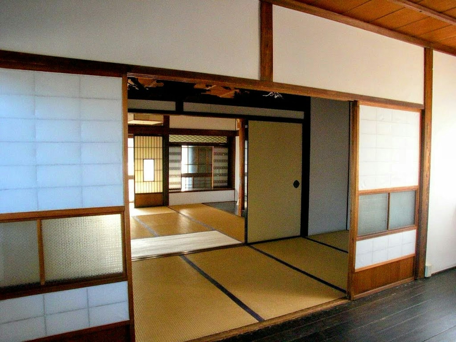 传统日本房间内部视图，带有推拉门和榻榻米