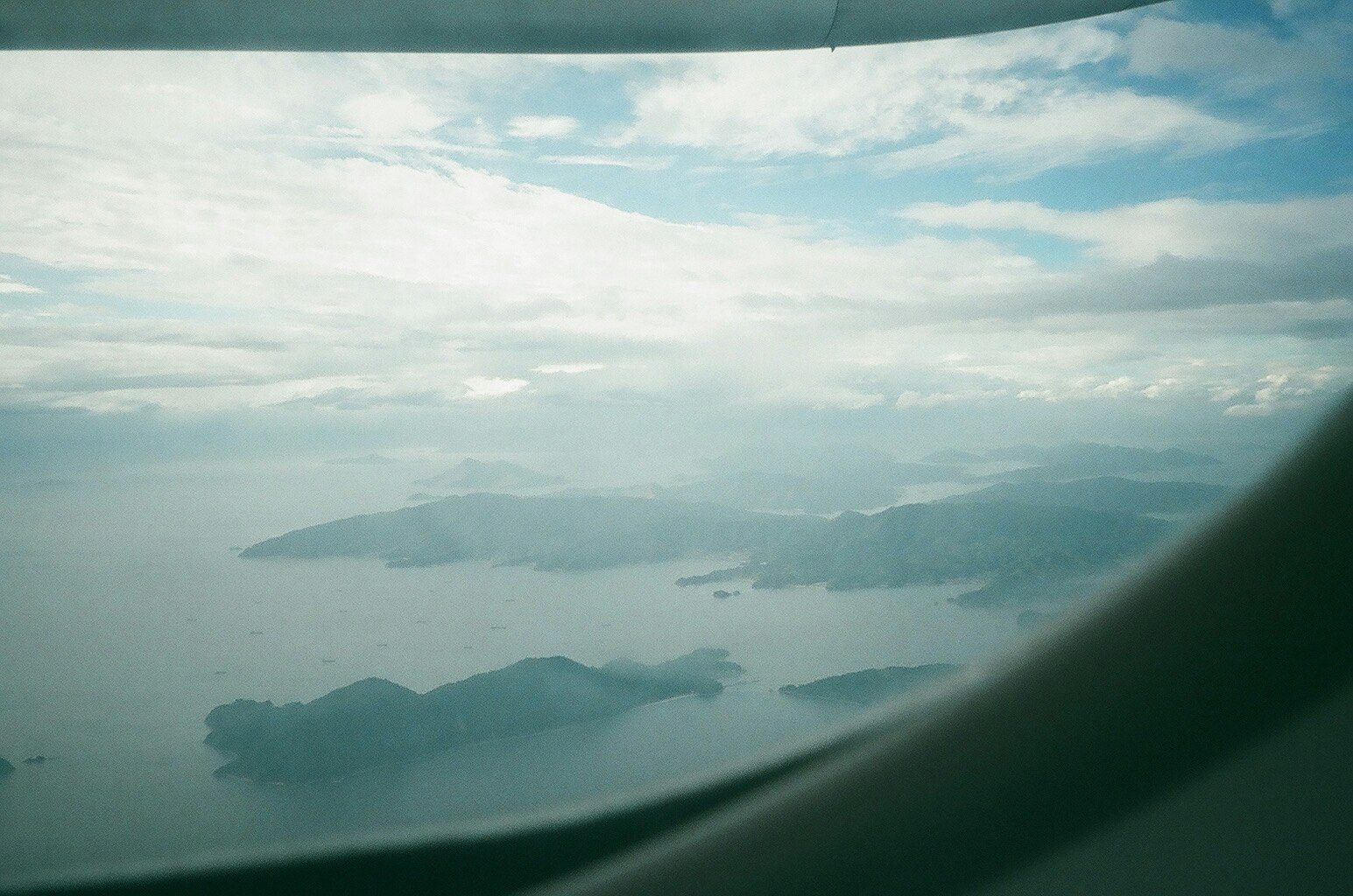 飛行機の窓から見た瀬戸内海の島々