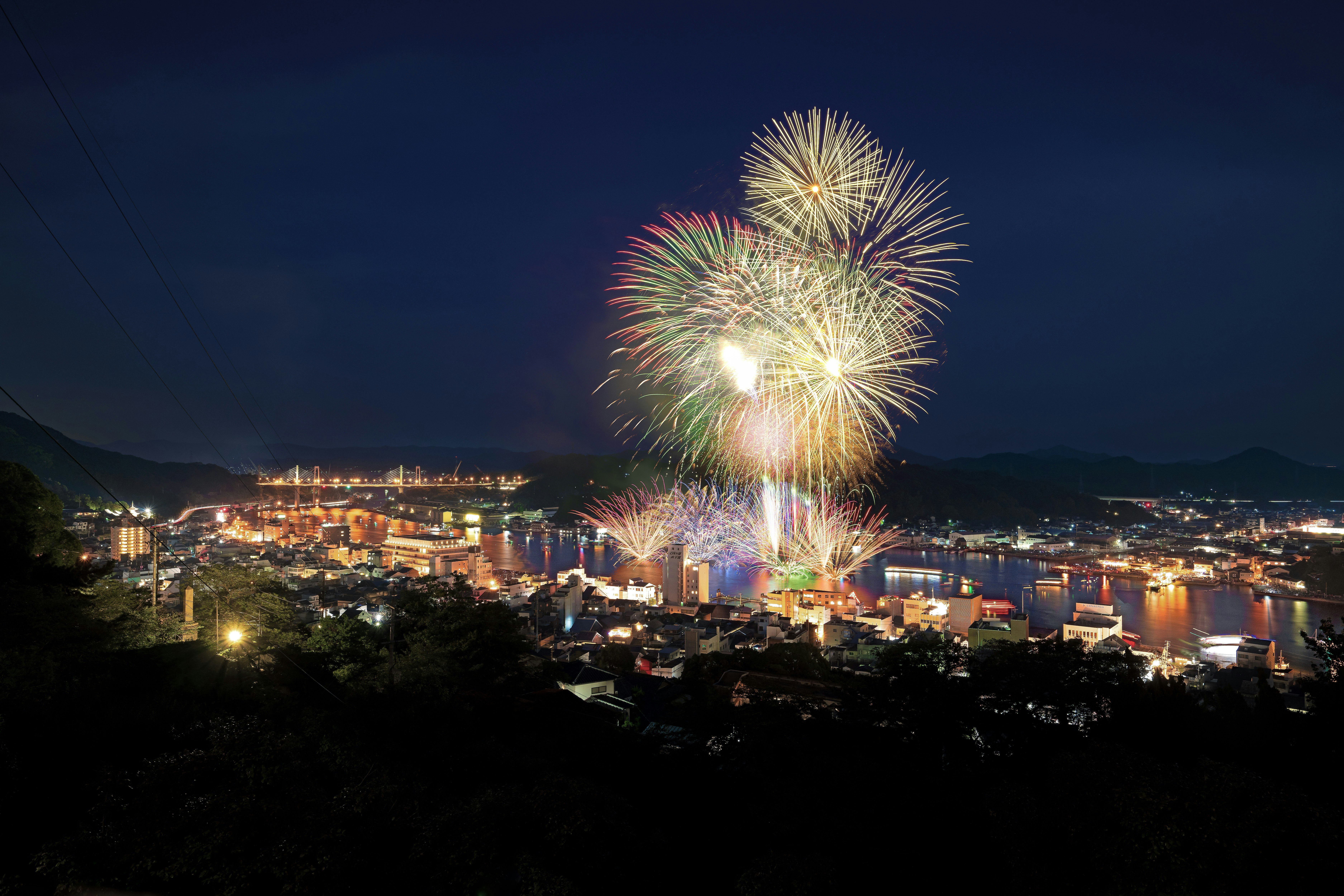 尾道水道と瀬戸内海を望む夜景に打ち上がる花火大会の光景