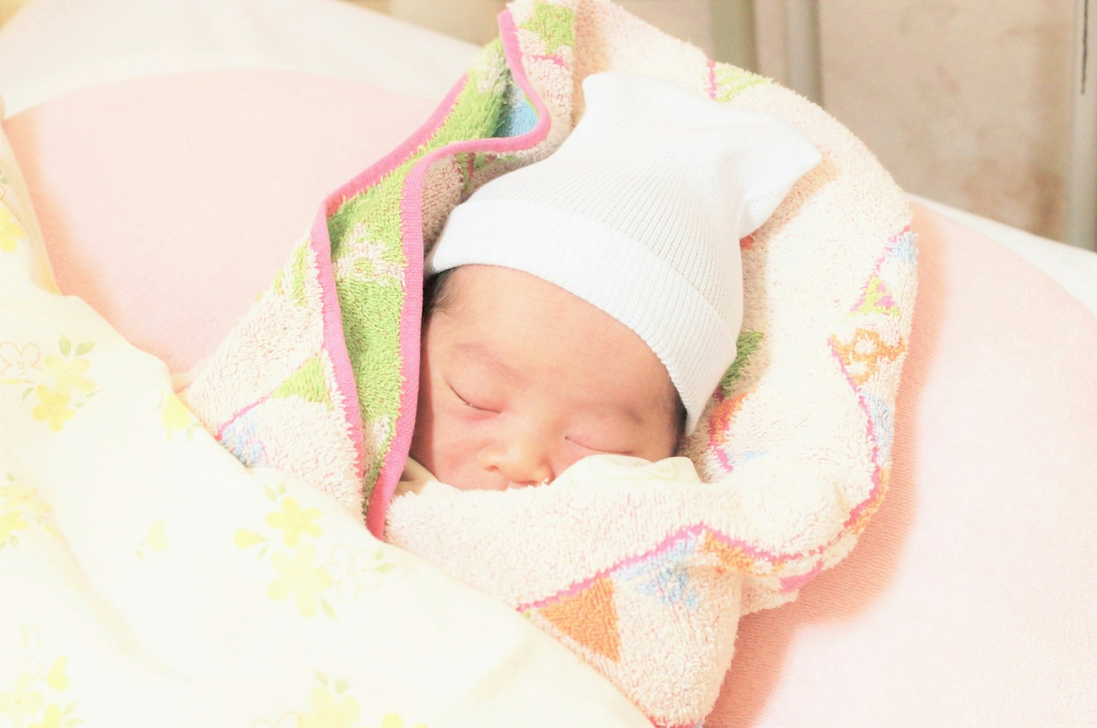 一个婴儿安静地睡在五颜六色的毯子里