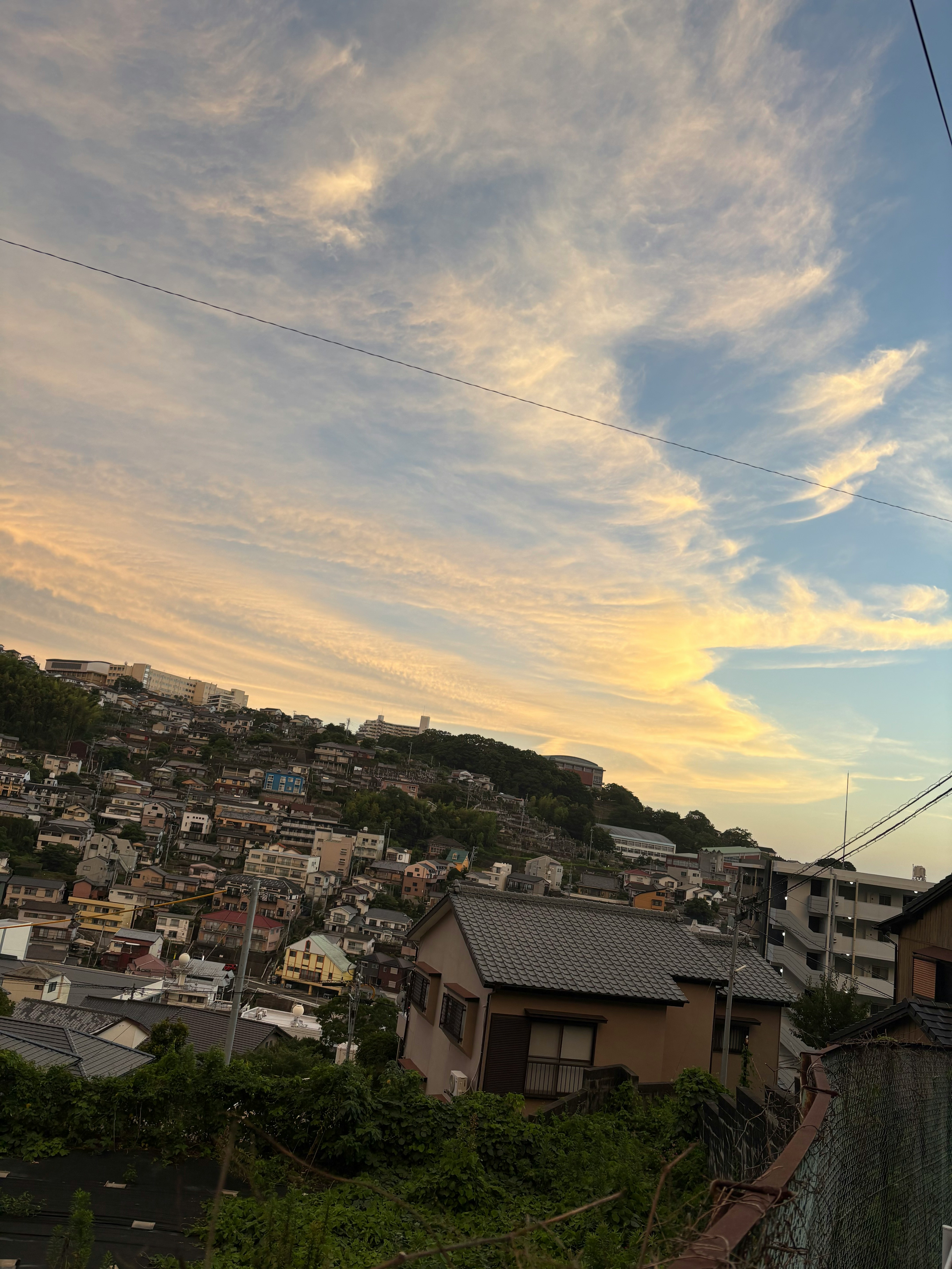 夕焼け空の下、住宅街を見下ろす眺望