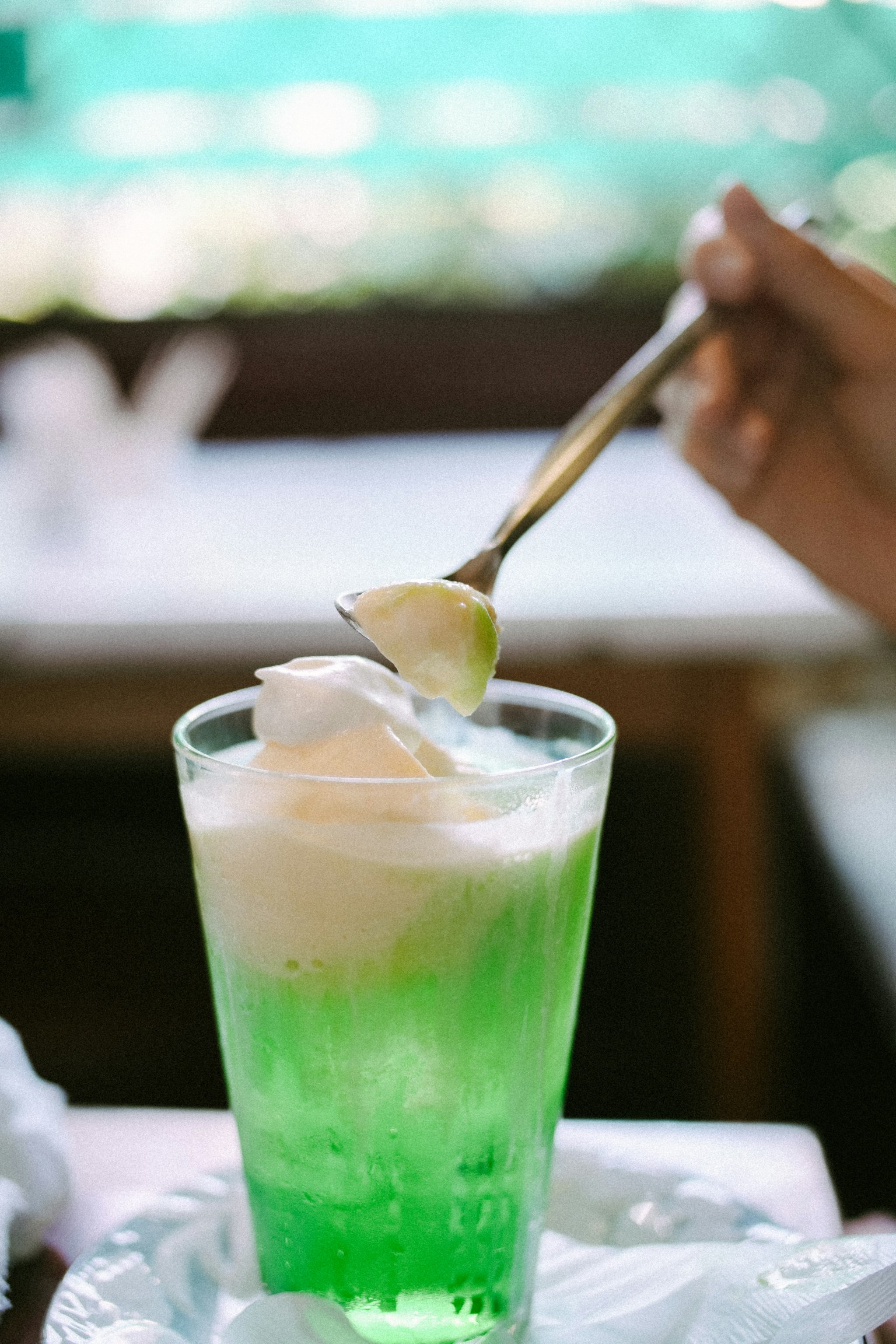 Bevanda verde con gelato alla vaniglia
