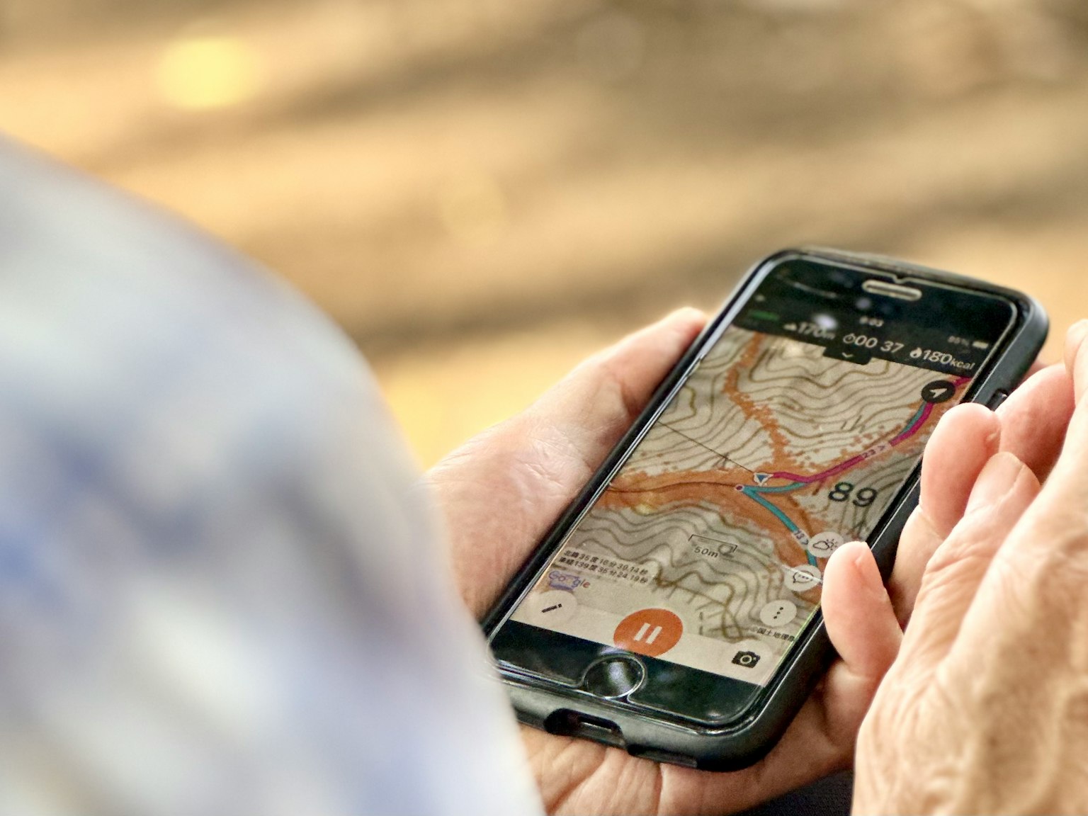 Mano che tiene uno smartphone con una mappa