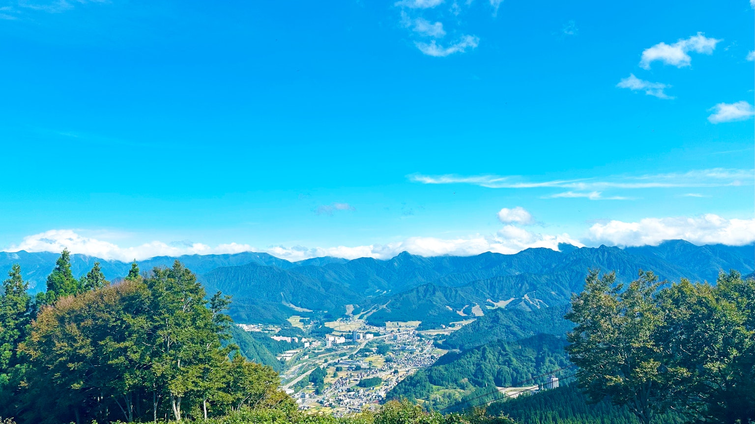 日本乡村风景，蓝天和山脉