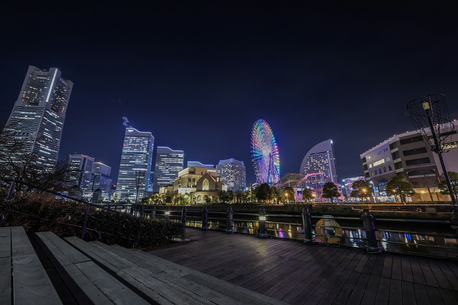 Nachtansicht der Skyline von Yokohama mit Wolkenkratzern und Fluss