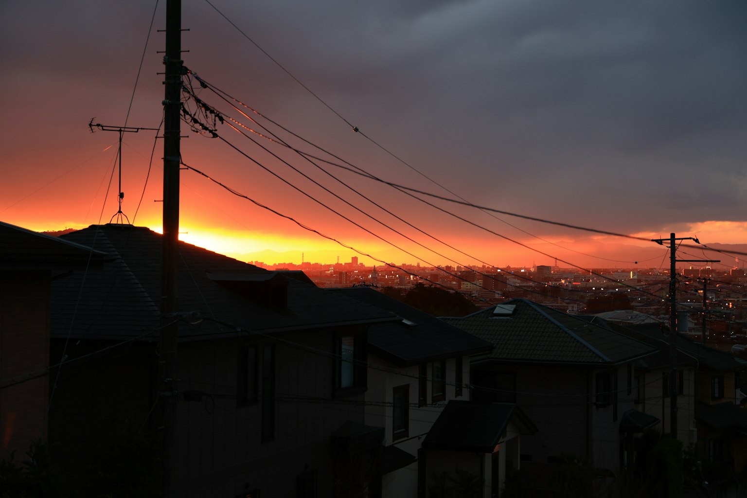 Eine schöne Sonnenuntergangsansicht über ein Wohnviertel