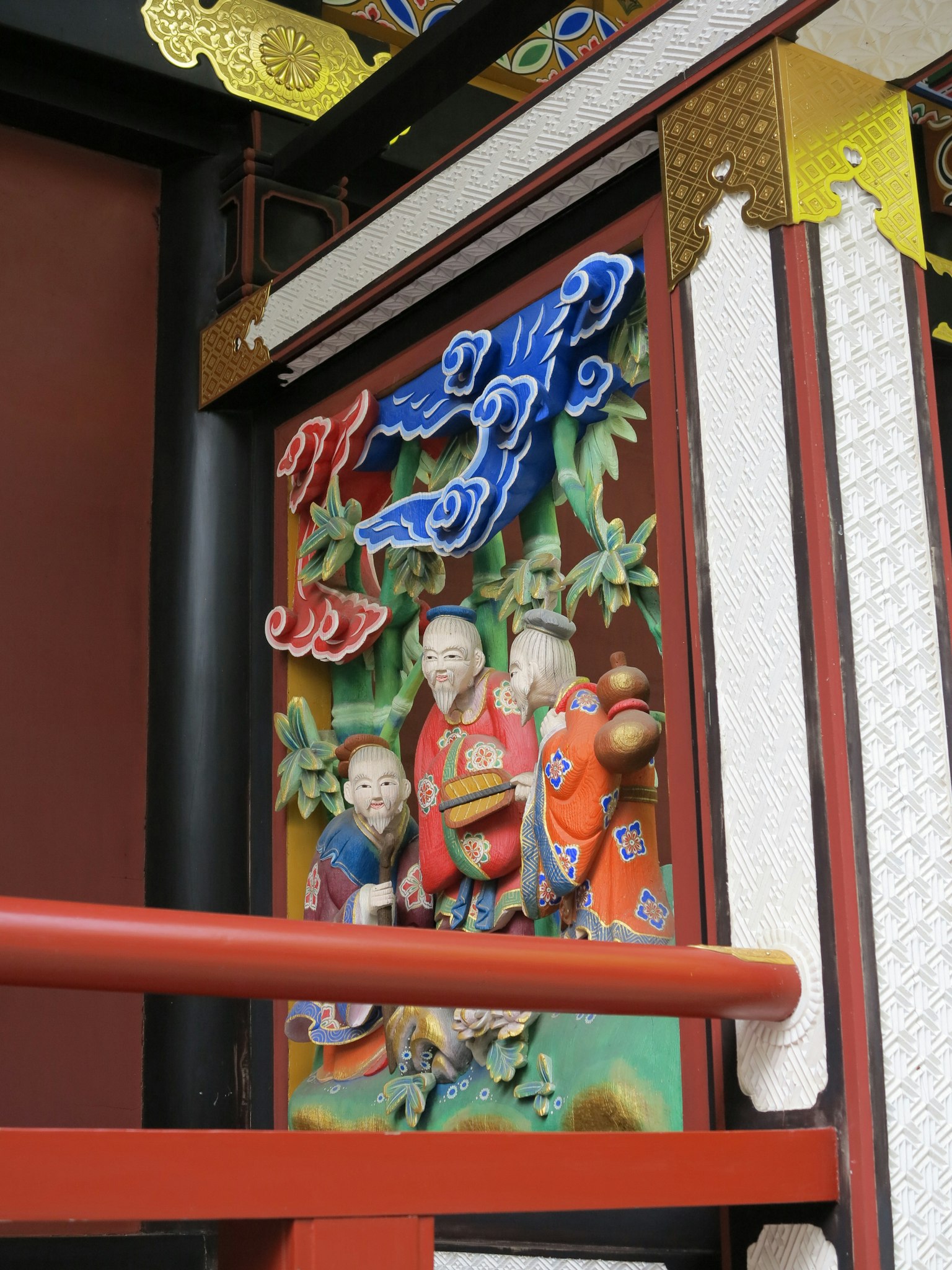 Bunte traditionelle japanische Schnitzerei an einer Holzwand