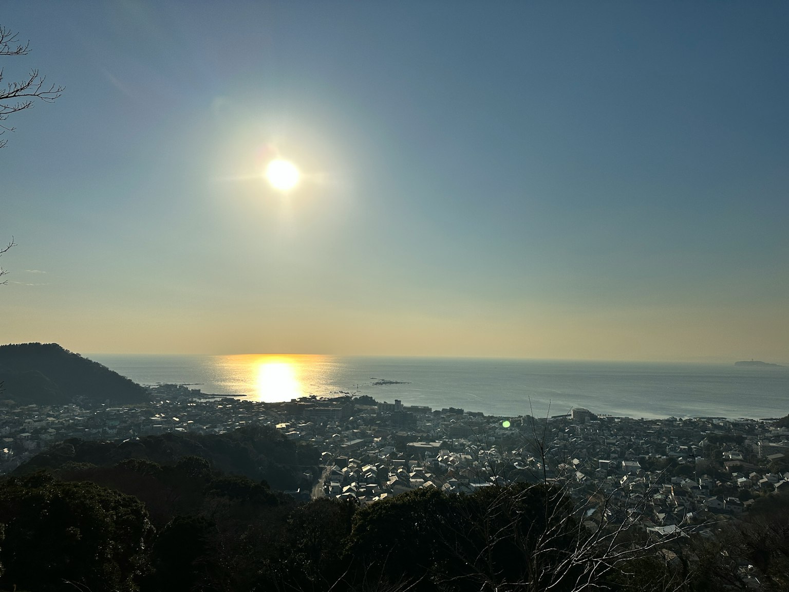 Wunderschöner Sonnenaufgang, der die Meer- und Stadtlandschaft beleuchtet