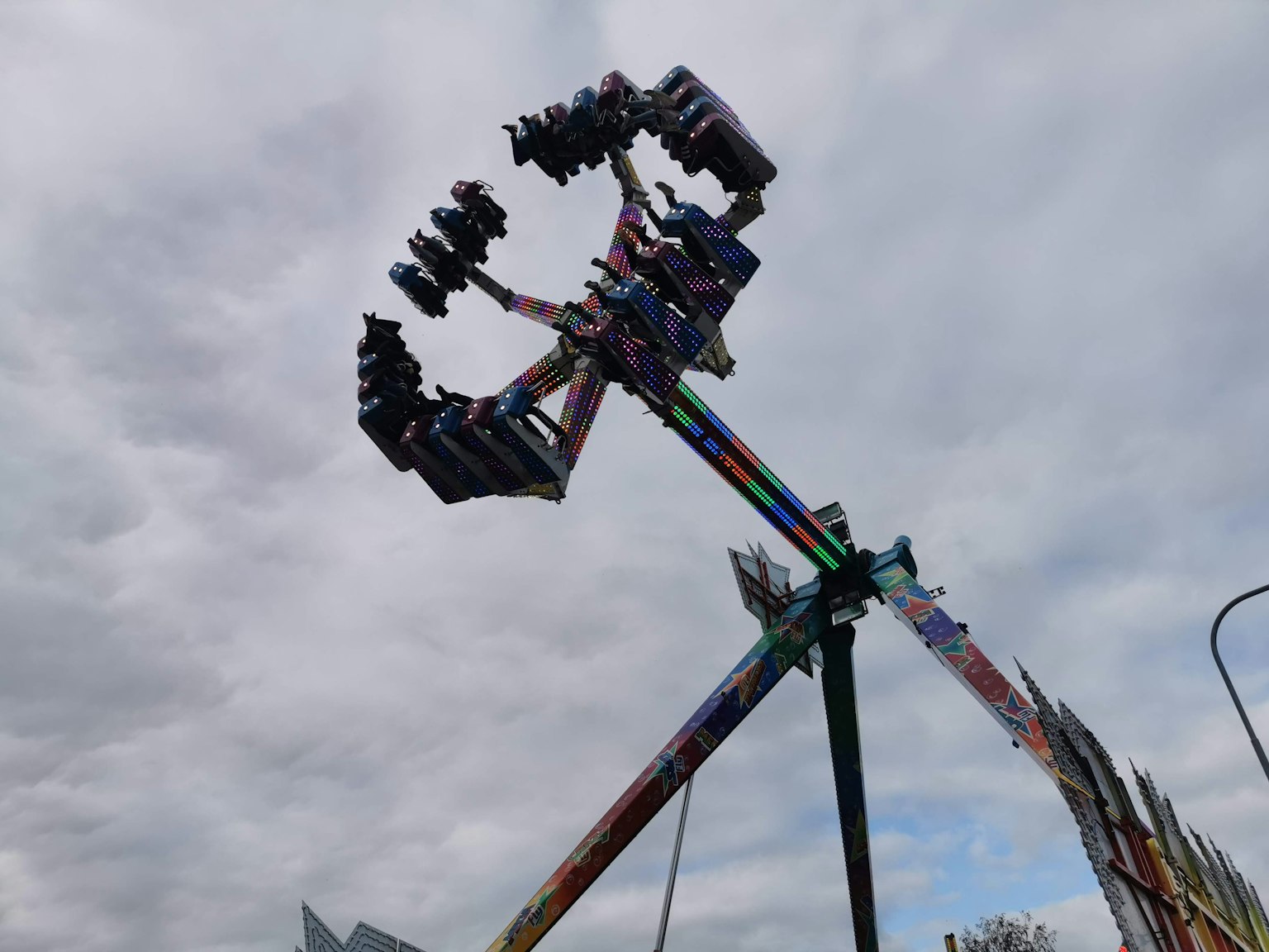 Un manège palpitant tournant dans les airs