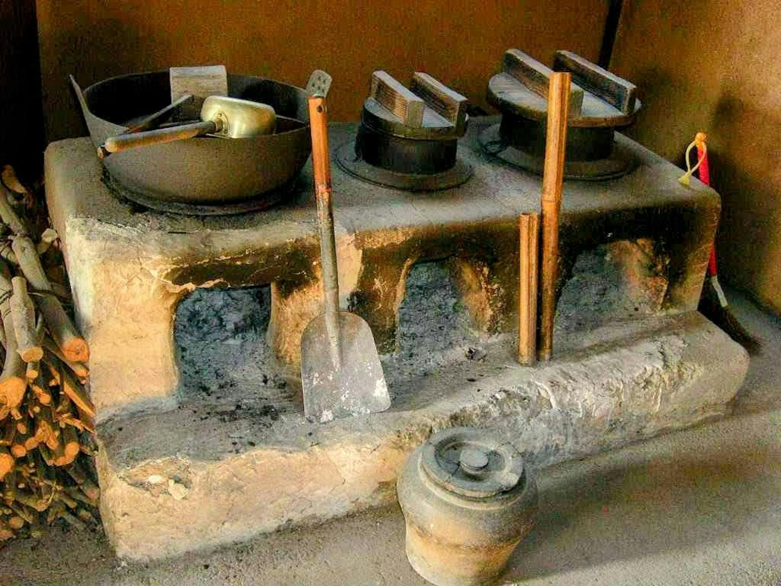 Dapur batu tradisional dengan panci dan peralatan