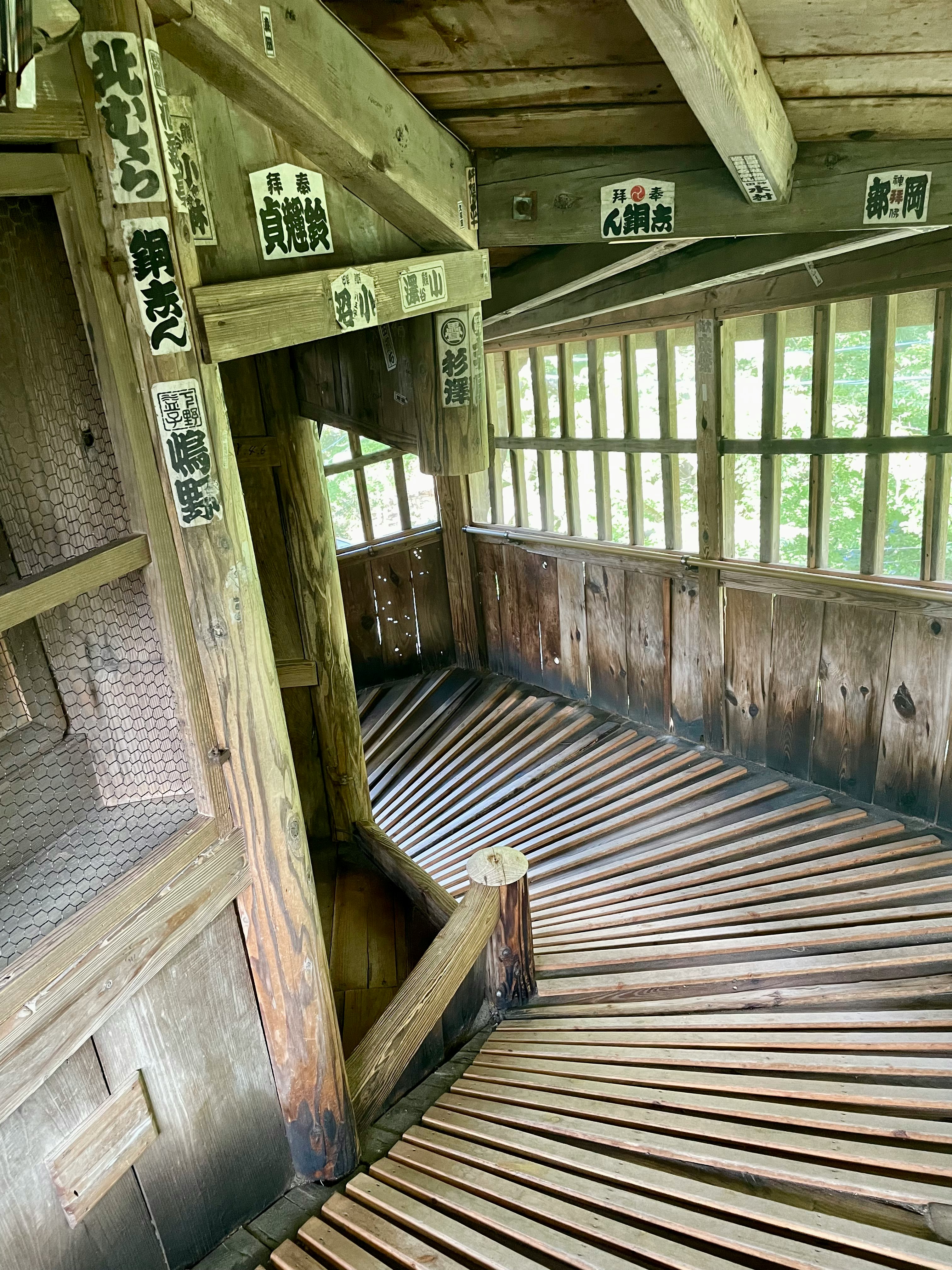 木の廊下と階段が続く古い建物の室内