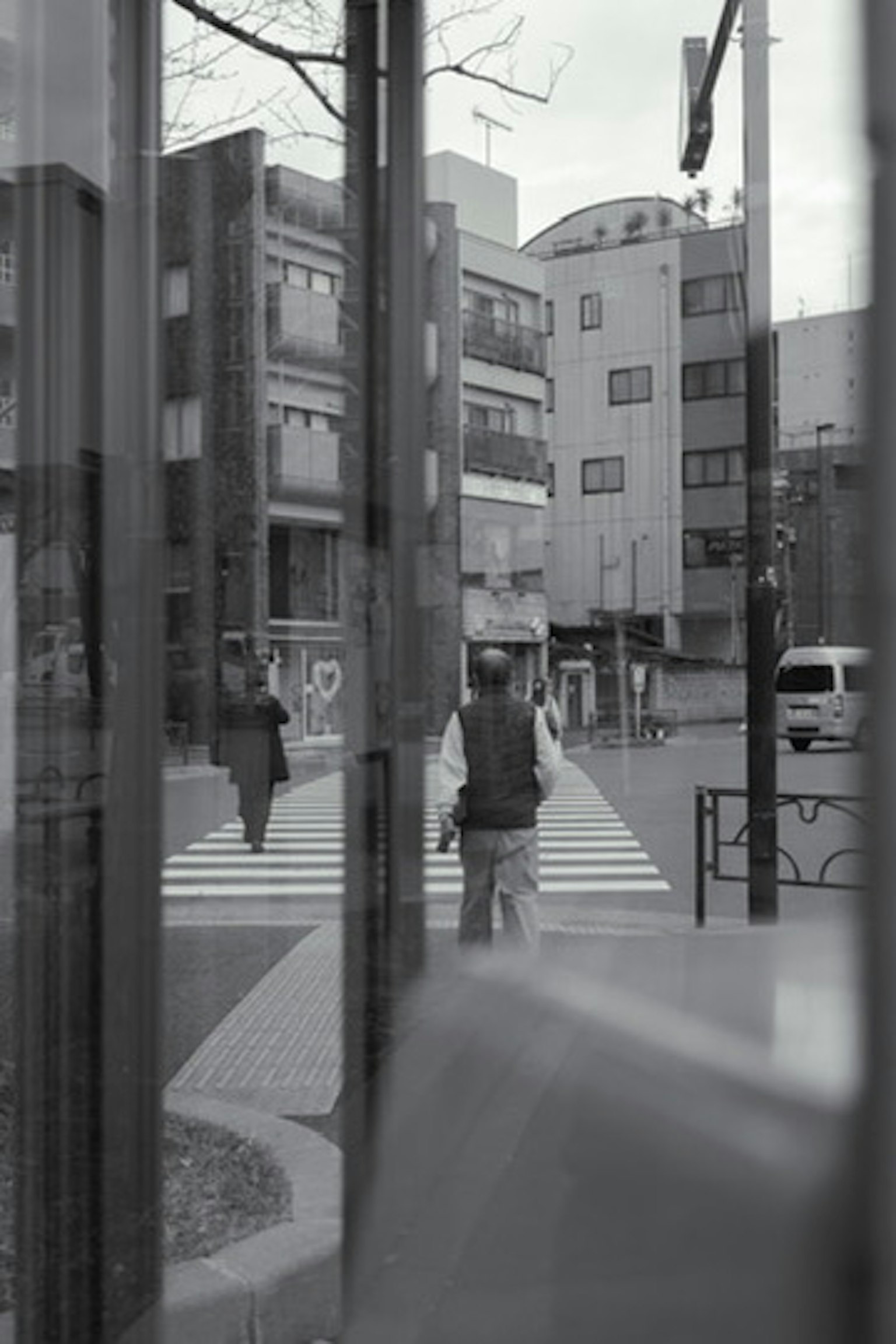 黑白场景，城市区域中人们过马路