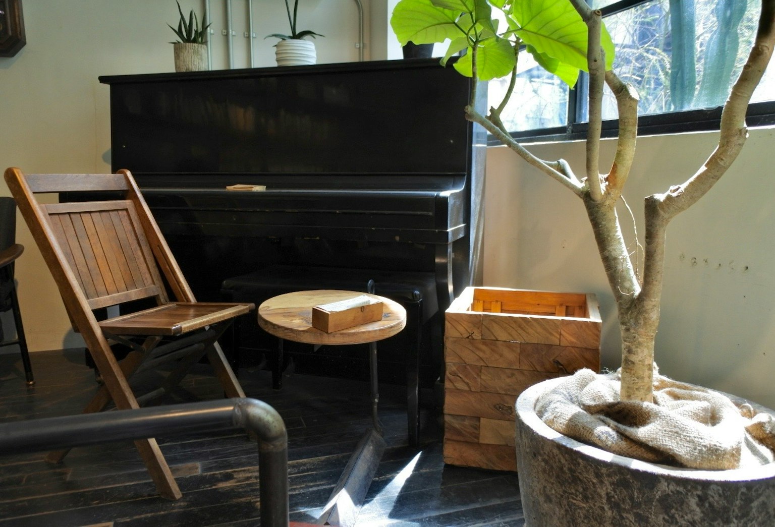Cảnh nội thất ấm cúng với đàn piano đen và ghế gỗ