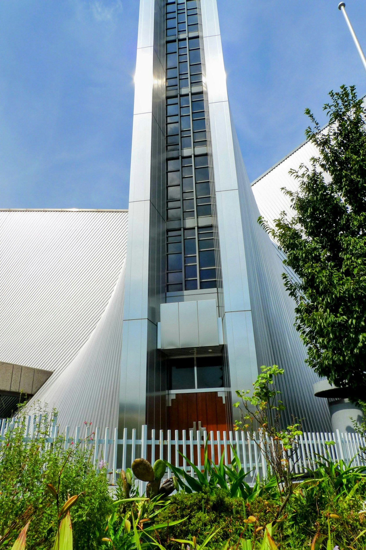 现代建筑与绿植和白色围栏