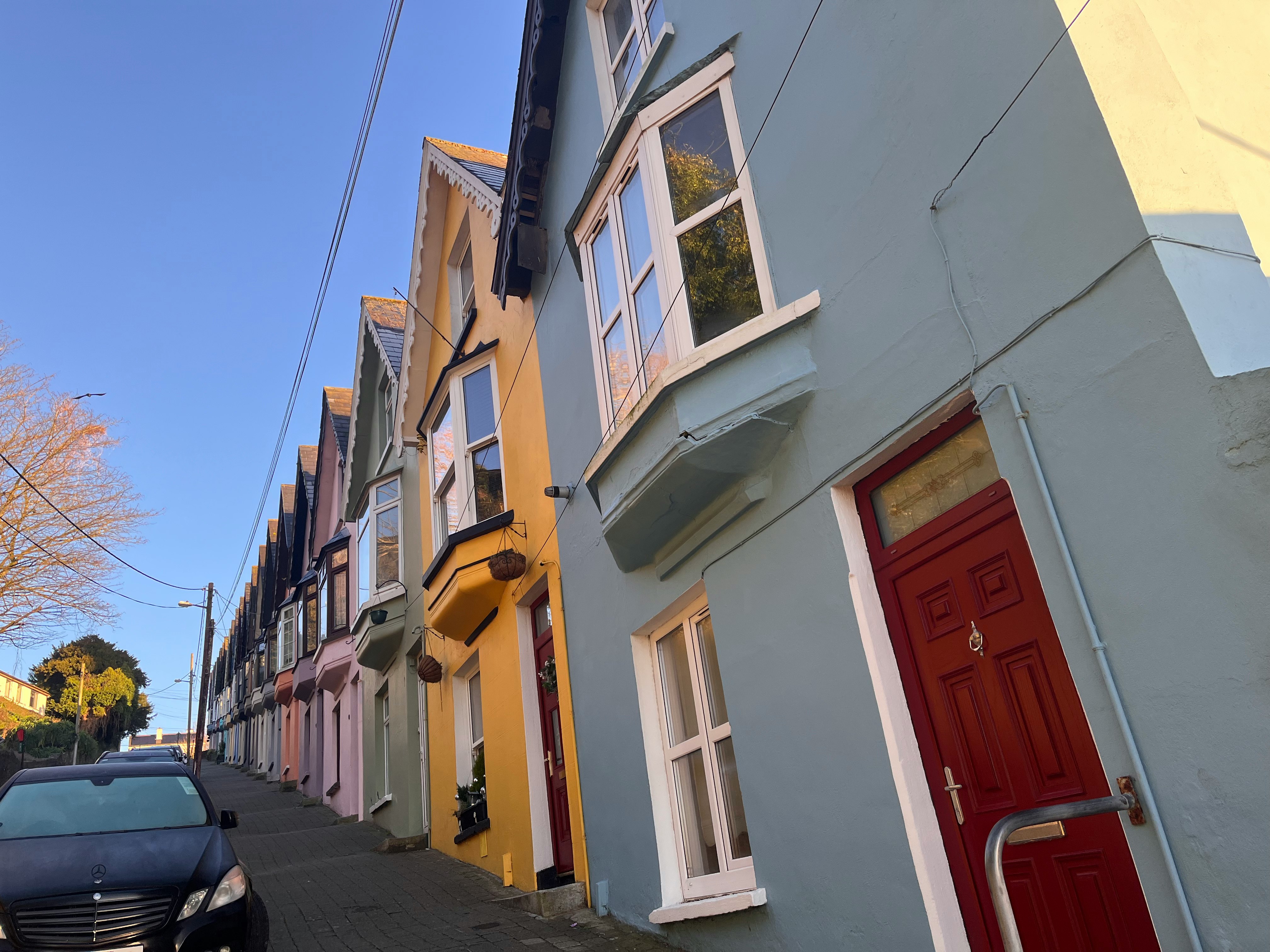 fachadas de edificios coloridos a lo largo de una calle estrecha