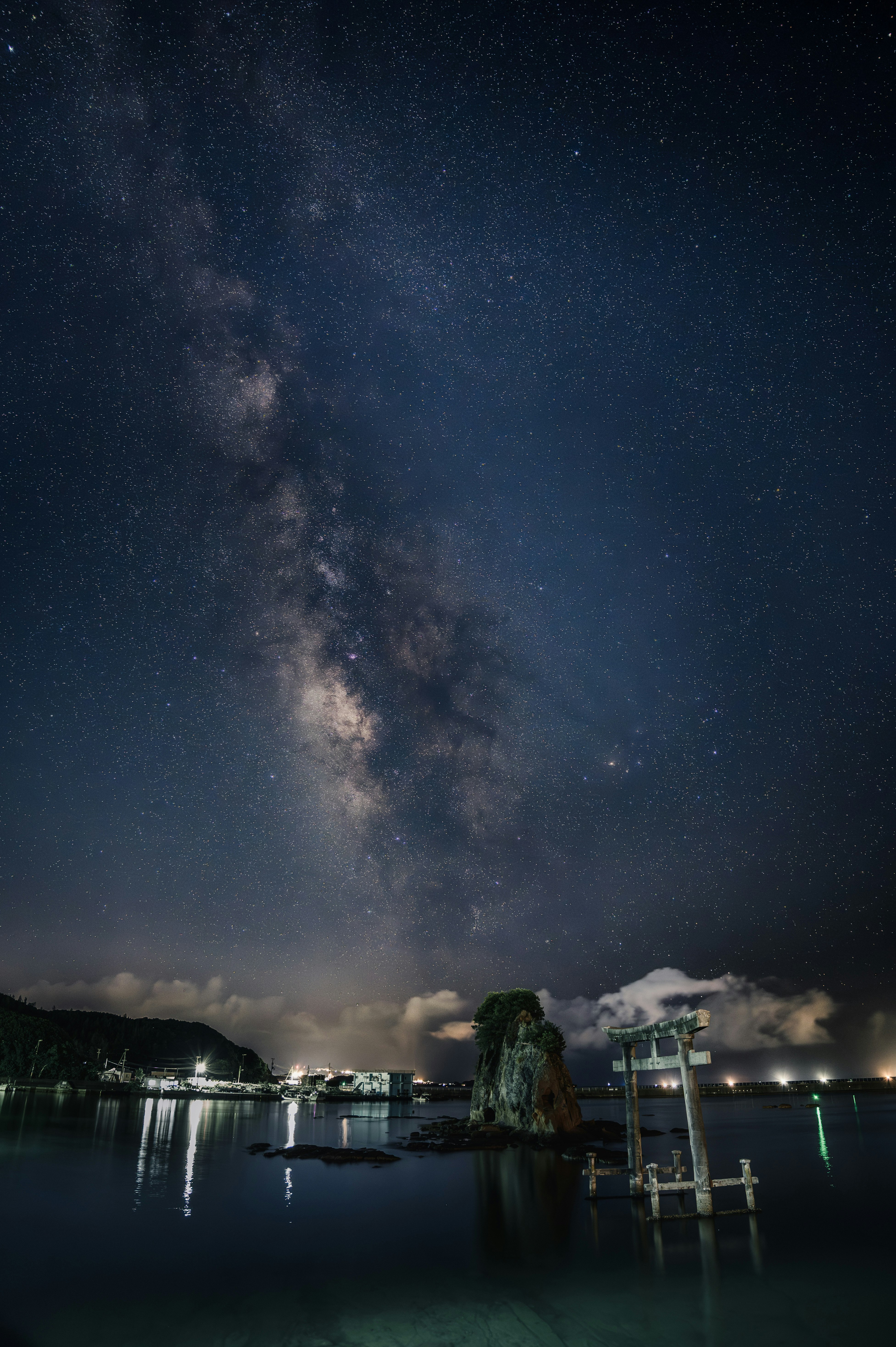 田辺市の夜空に広がる天の川と湖畔の灯り